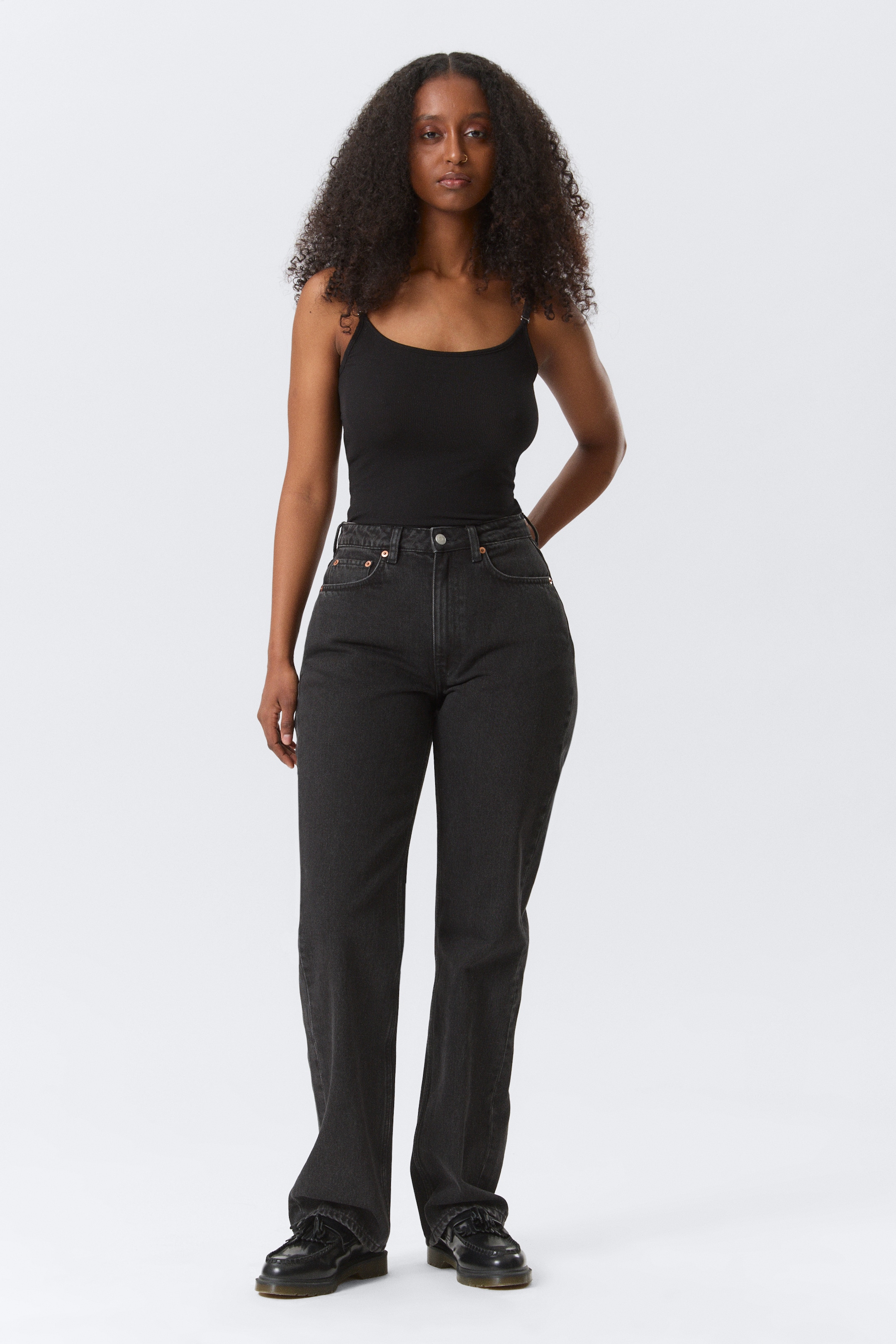 Zobrazit větší obrázek: Resolute Curve High Waisted Regular Straight Jeans - Tuned Black - Black - ŽENY | H&M CZ 1