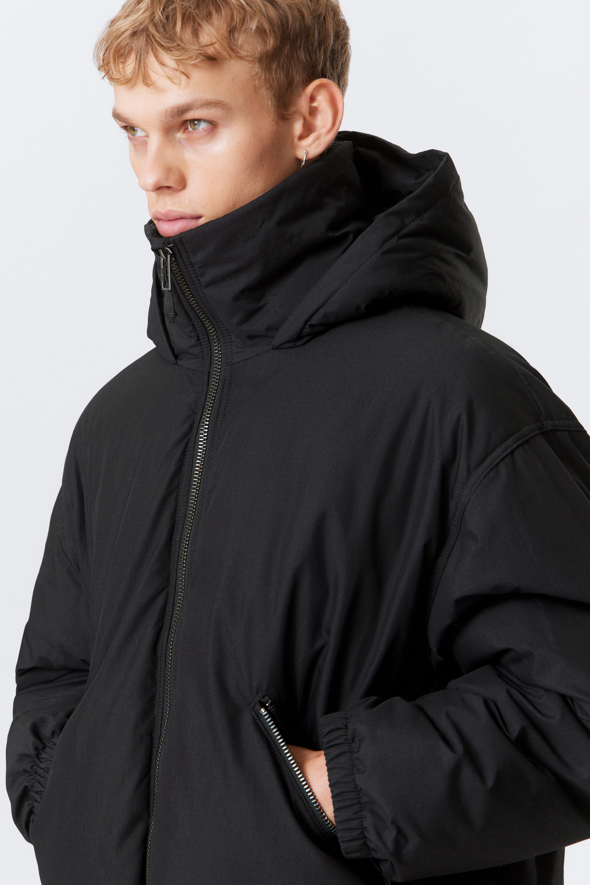 Schwarz - Gefütterte Daunenjacke mit Kapuze - 6