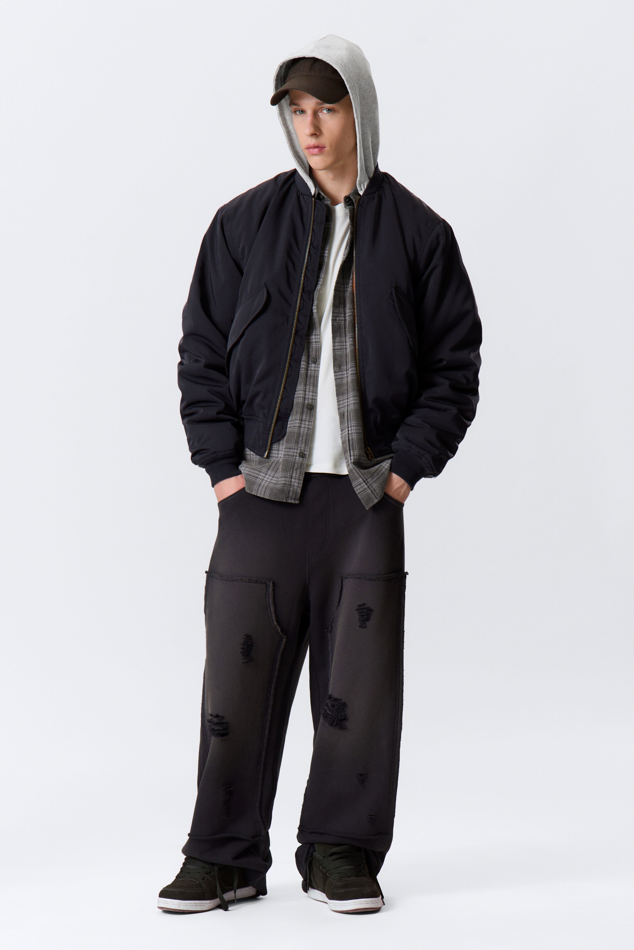 Vezi imaginea mai mare: Geacă bomber lejeră cu glugă - Bleumarin închis - BĂRBAŢI | H&M RO 4