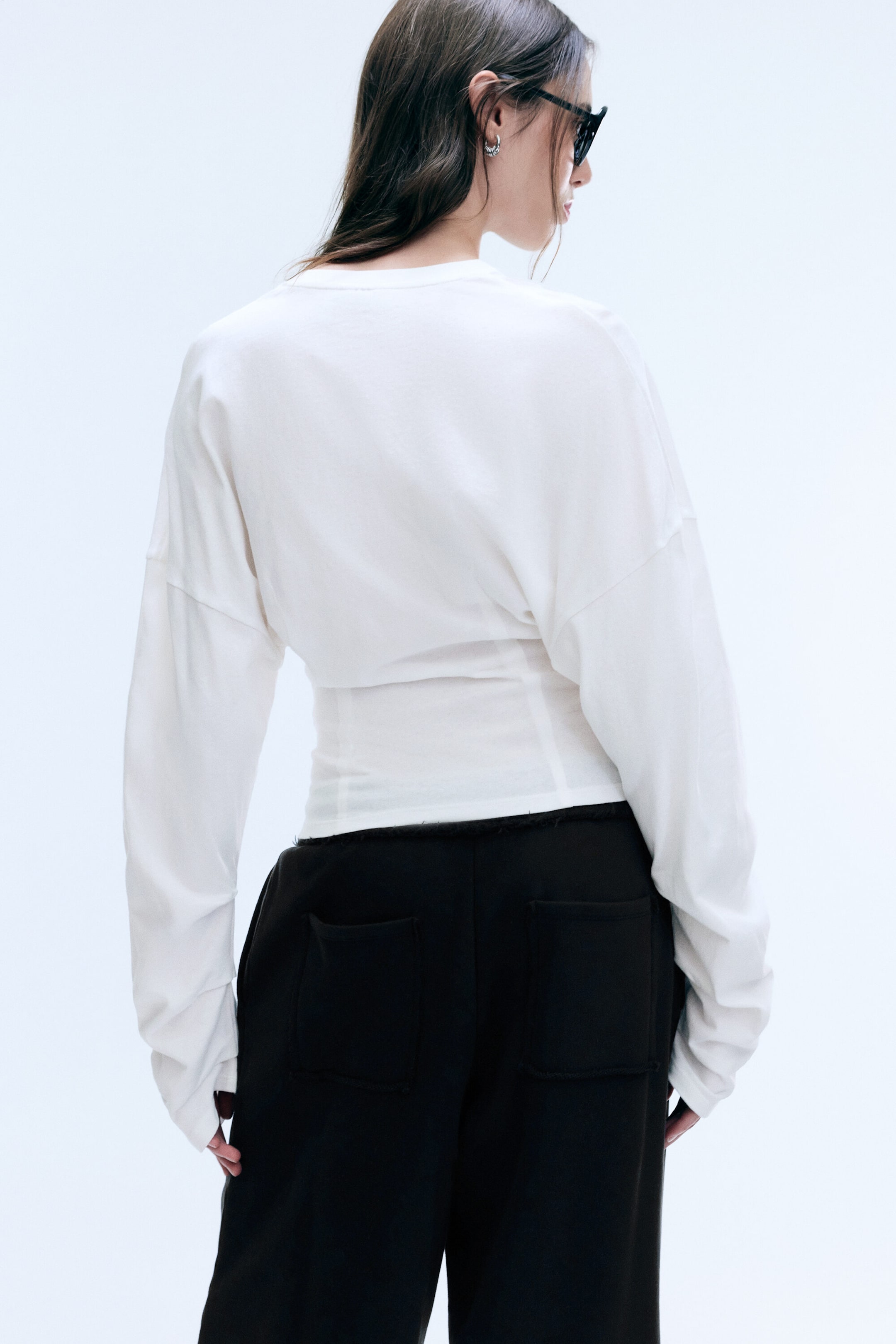 Weiß - Figurbetontes Henley-Shirt mit drapierten Ärmeln - 3
