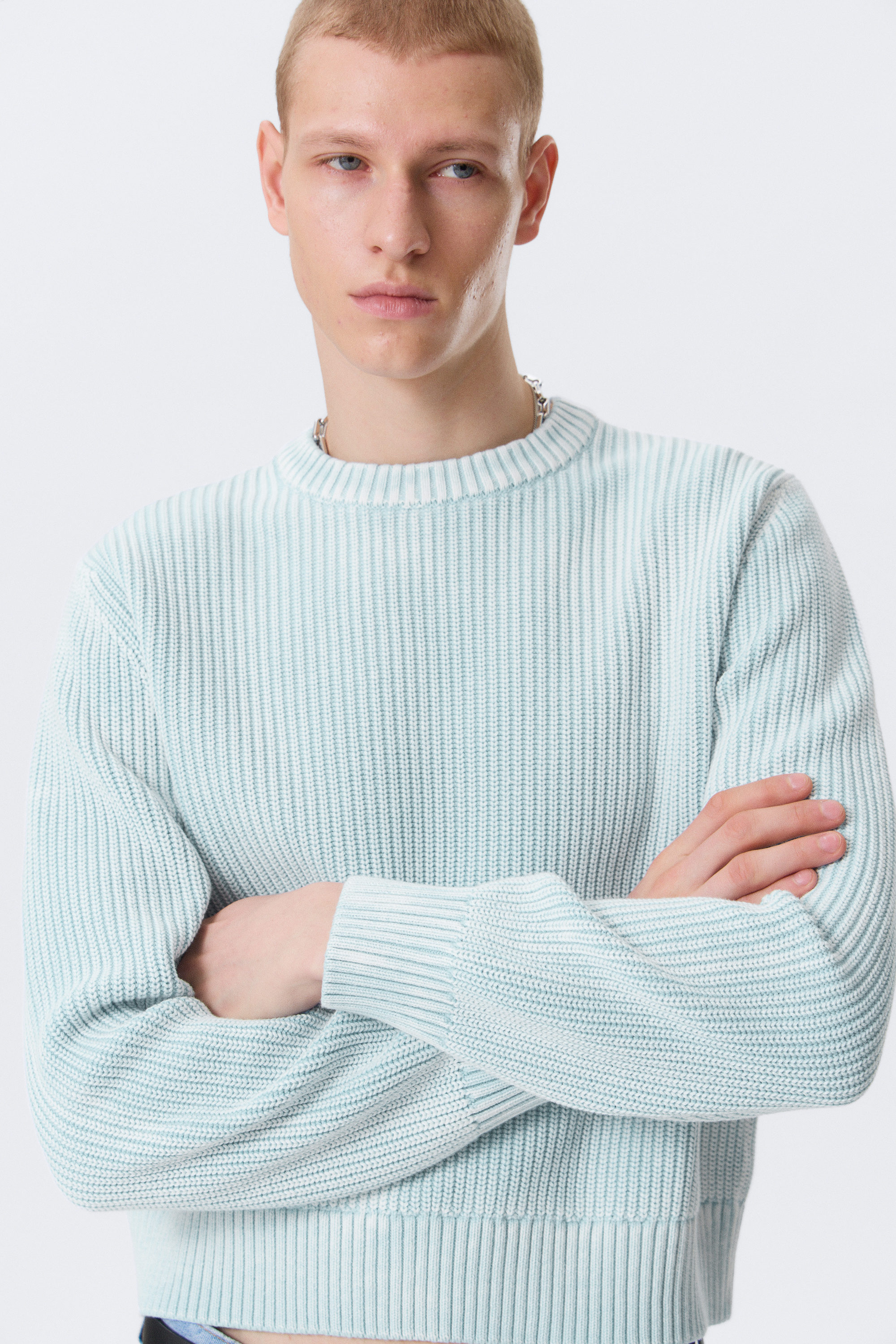 Gewaschenes Hellblau - Verkürzter Strickpullover aus Baumwolle - 2