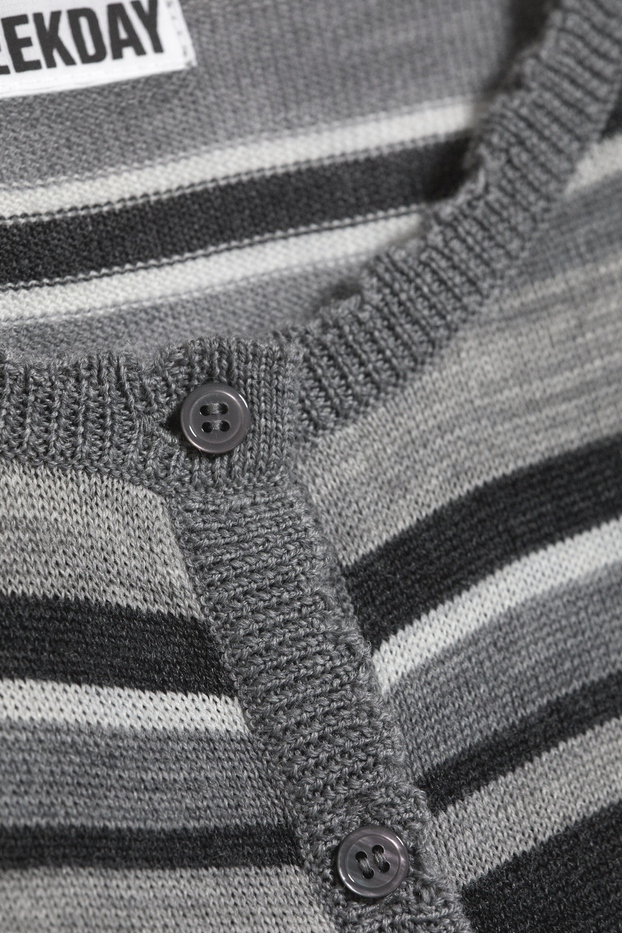 Grau meliert mit Streifen - Figurbetonte Merino-Strickjacke - 5