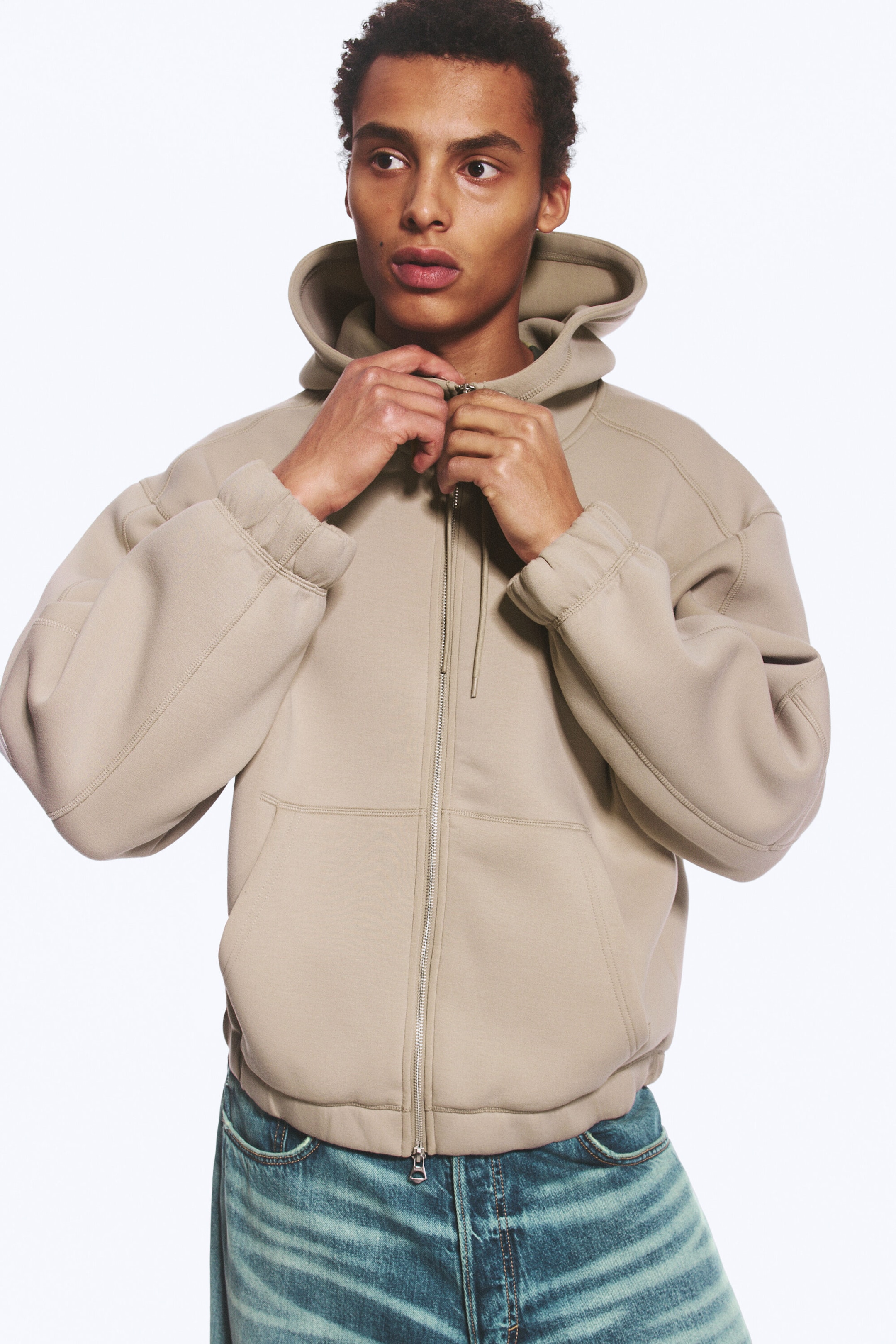 Helles, staubiges Graubraun - Scuba-Hoodie mit hohem Kragen und Reißverschluss - 1