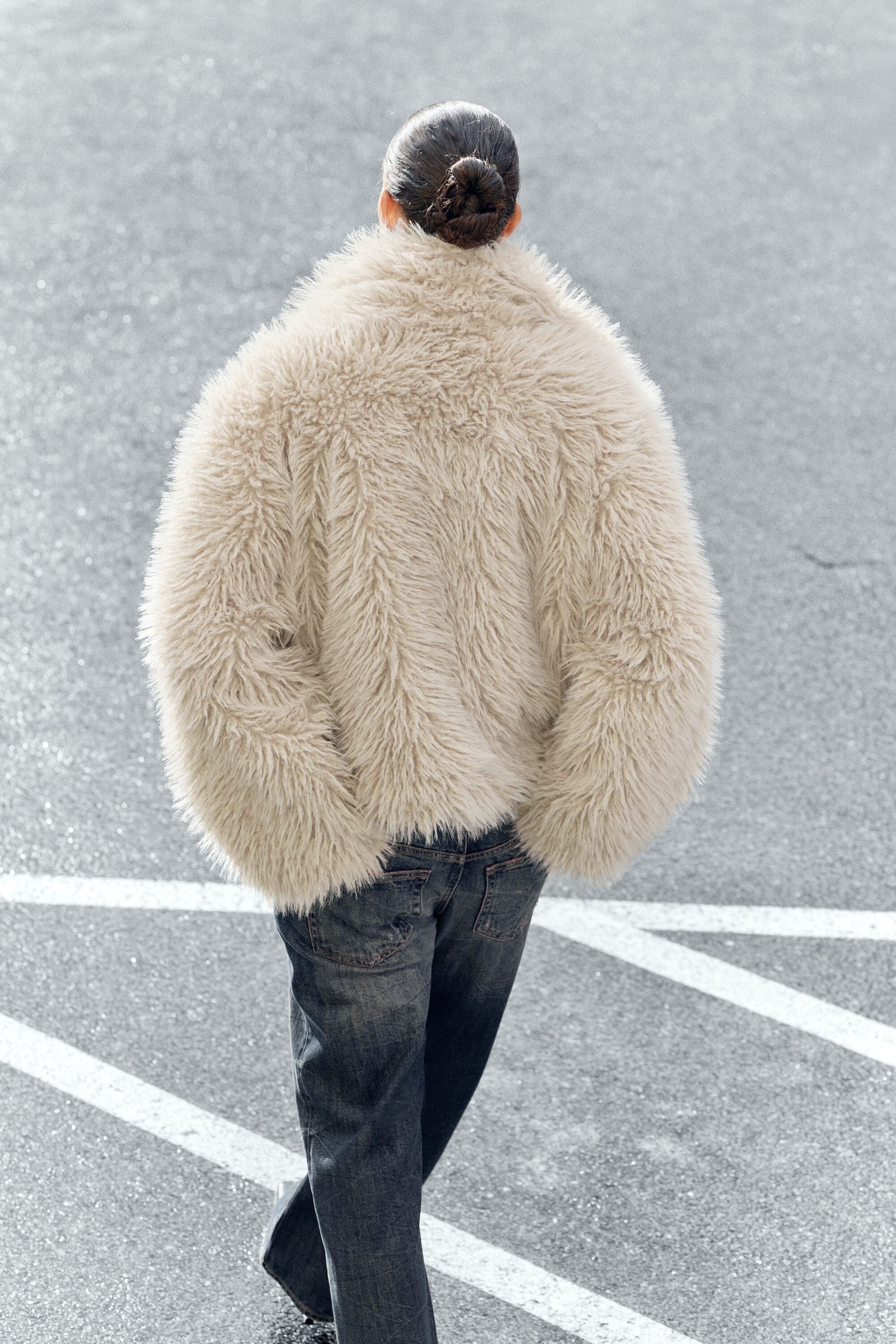 Helles Beige - Kunstfelljacke im Oversized Fit mit Stehkragen - 5