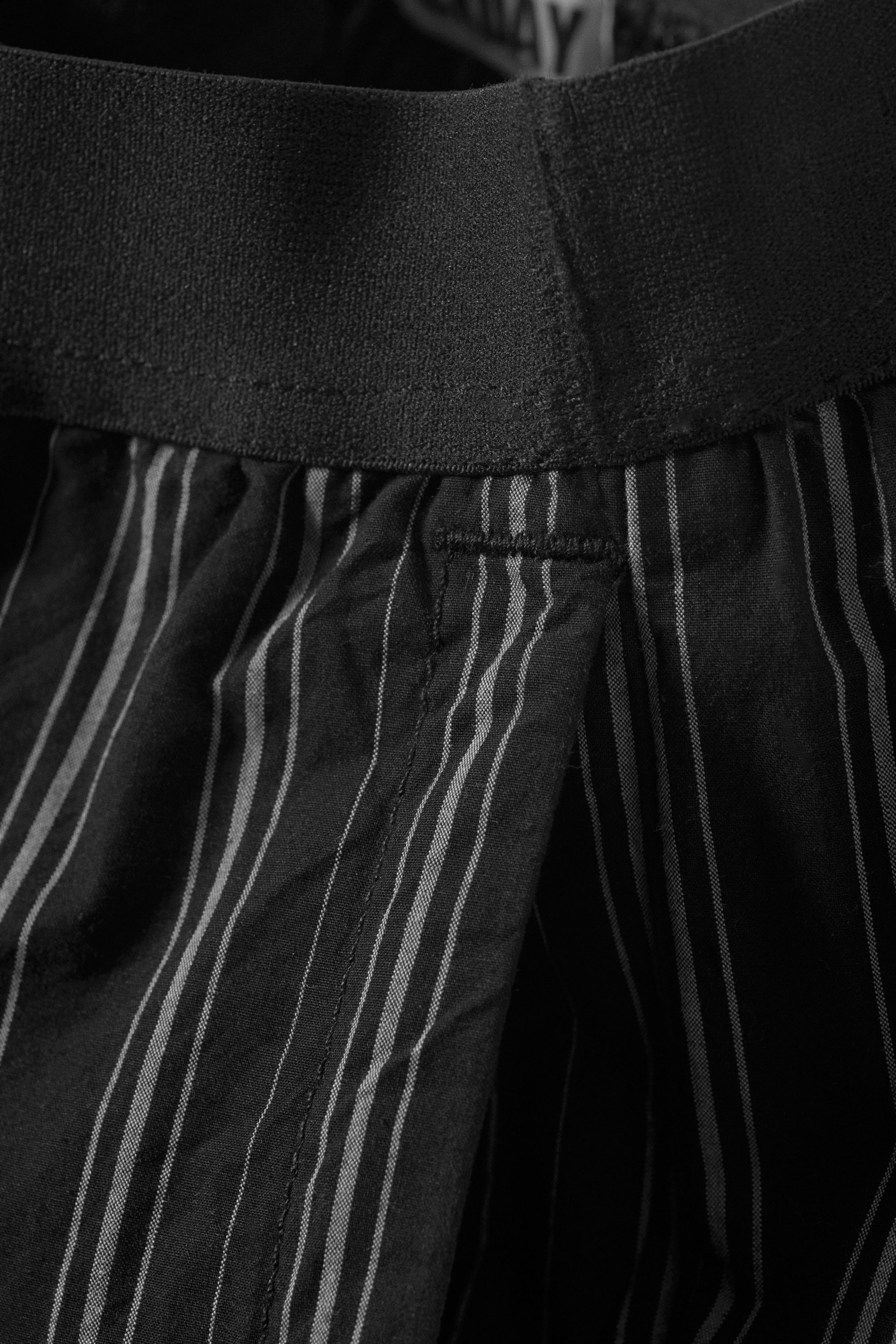 Svart med striper - Stripete pyjamasbukse i bomull med løs passform - 2