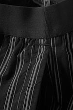 Svart med striper - Stripete pyjamasbukse i bomull med løs passform - 1