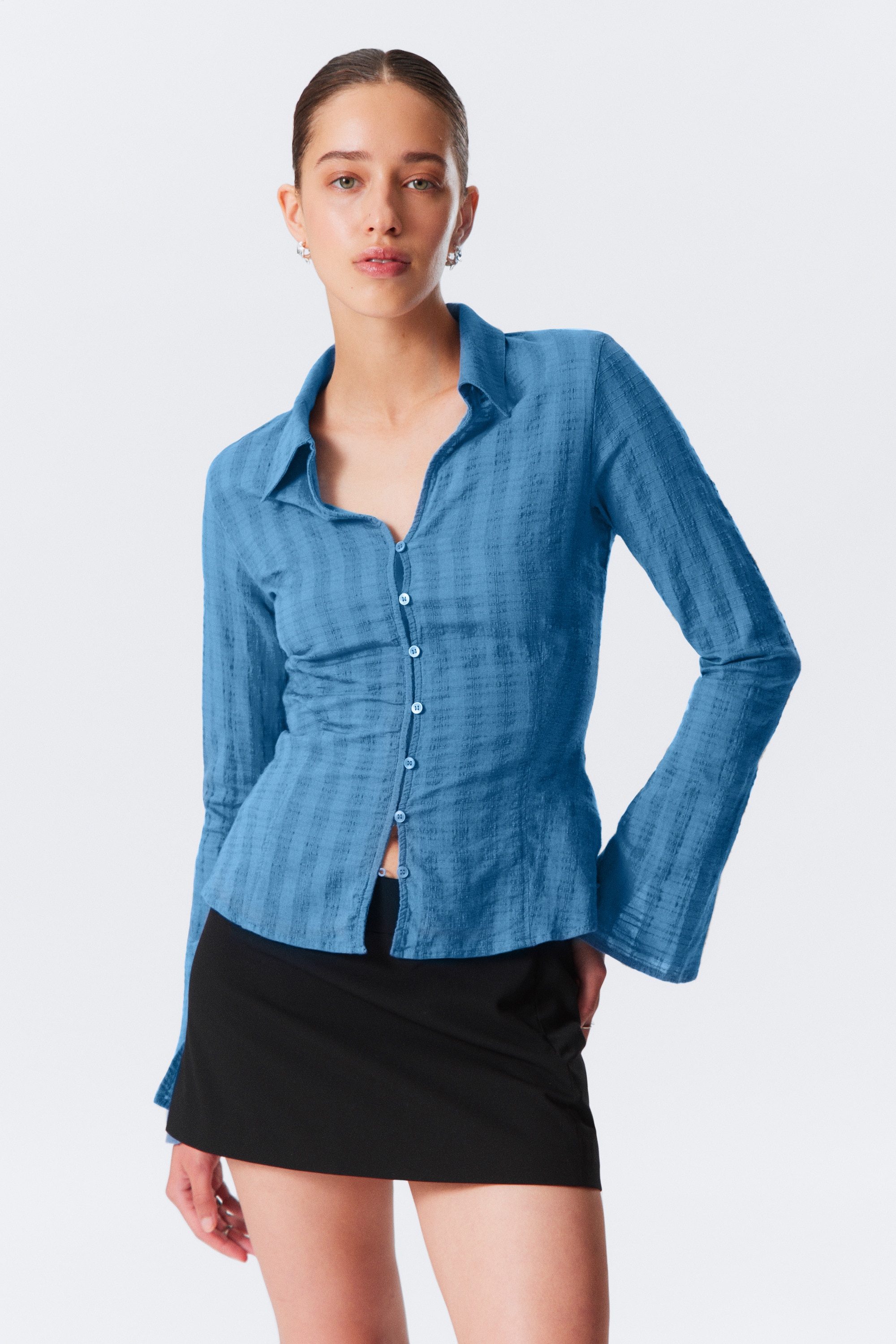 Přiléhavá texturovaná halenka - Modrá/Bílá