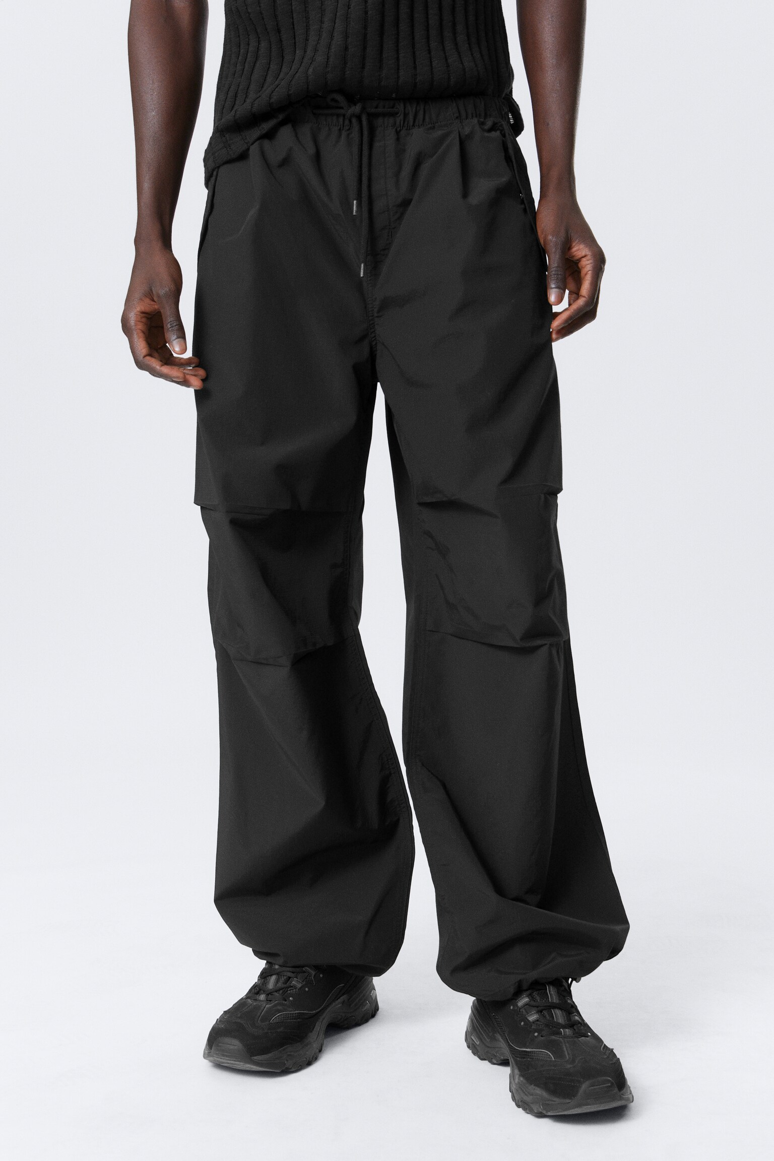 Loose Pleated Parachute Trousers - Black/Light Beige - 5