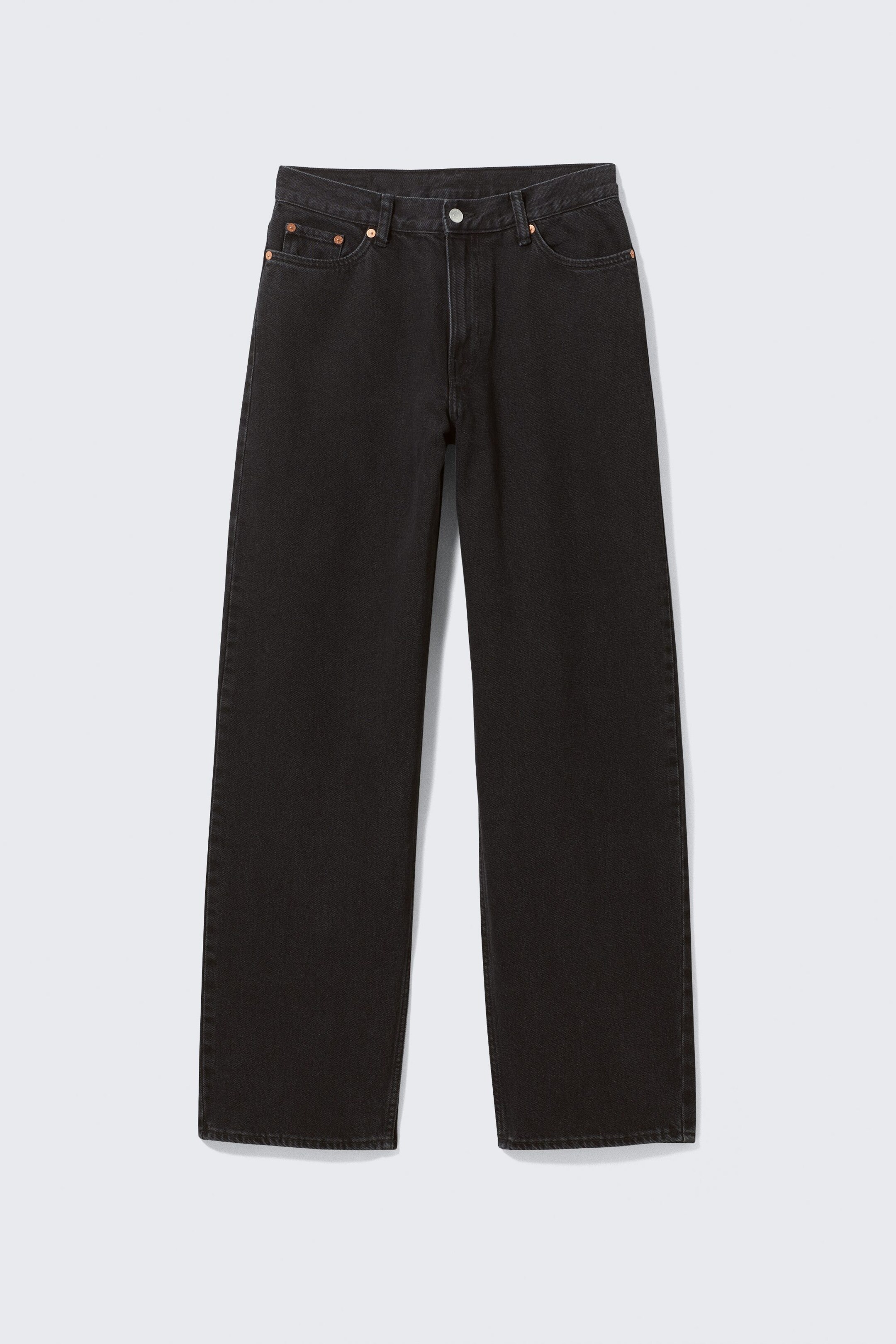 Agrandir l'image: Une paire de jeans en denim noir délavé est exposée de face, posée à plat. Le jean présente une coupe décontractée à jambes larges, avec une fermeture à bouton, des passants de ceinture et des rivets en cuivre sur les poches avant.