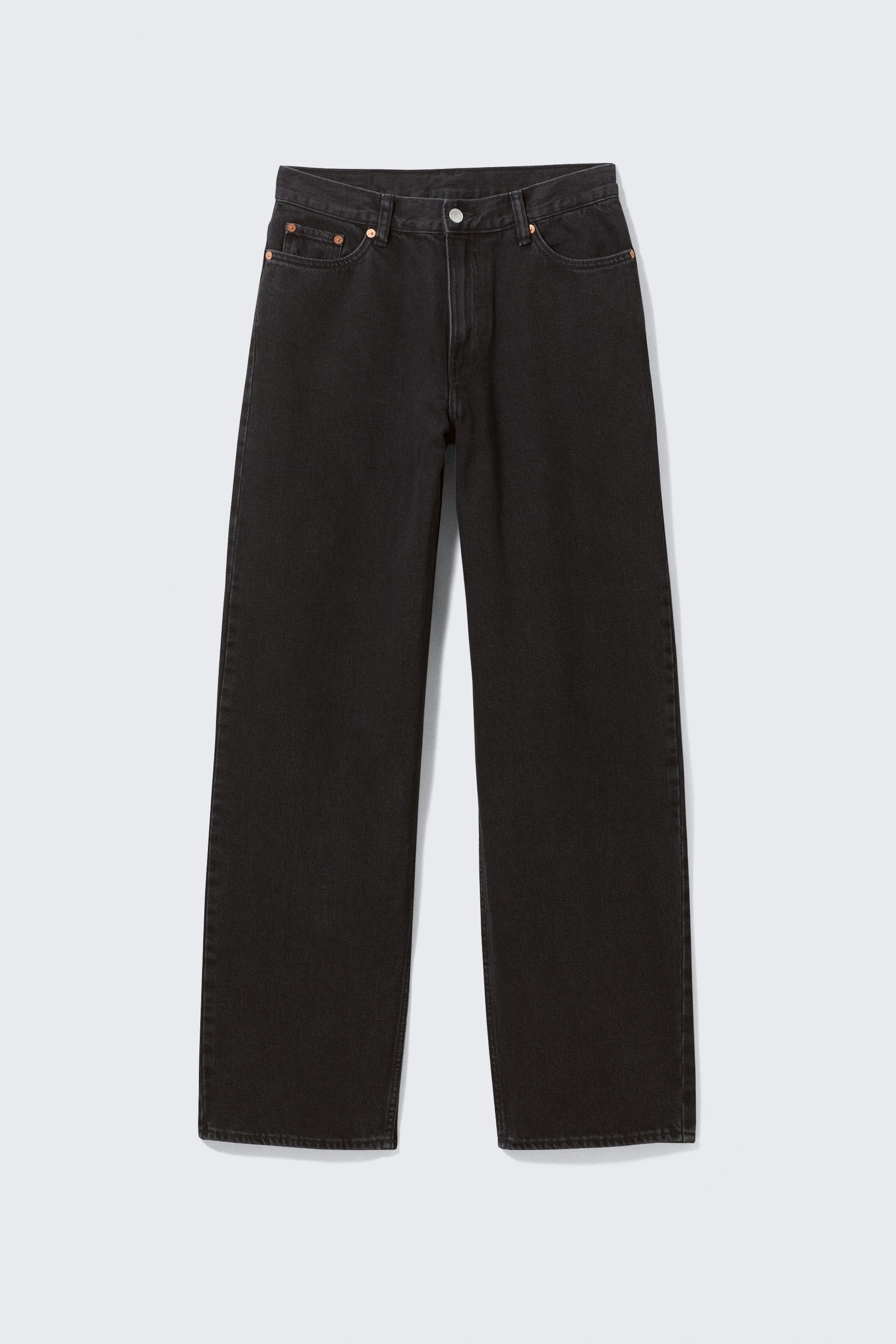 Agrandir l'image: Une paire de jeans en denim noir délavé est exposée face avant, posée à plat. Le jean présente une coupe décontractée à jambes larges, avec une fermeture à bouton, des passants de ceinture et des rivets en cuivre sur les poches avant.