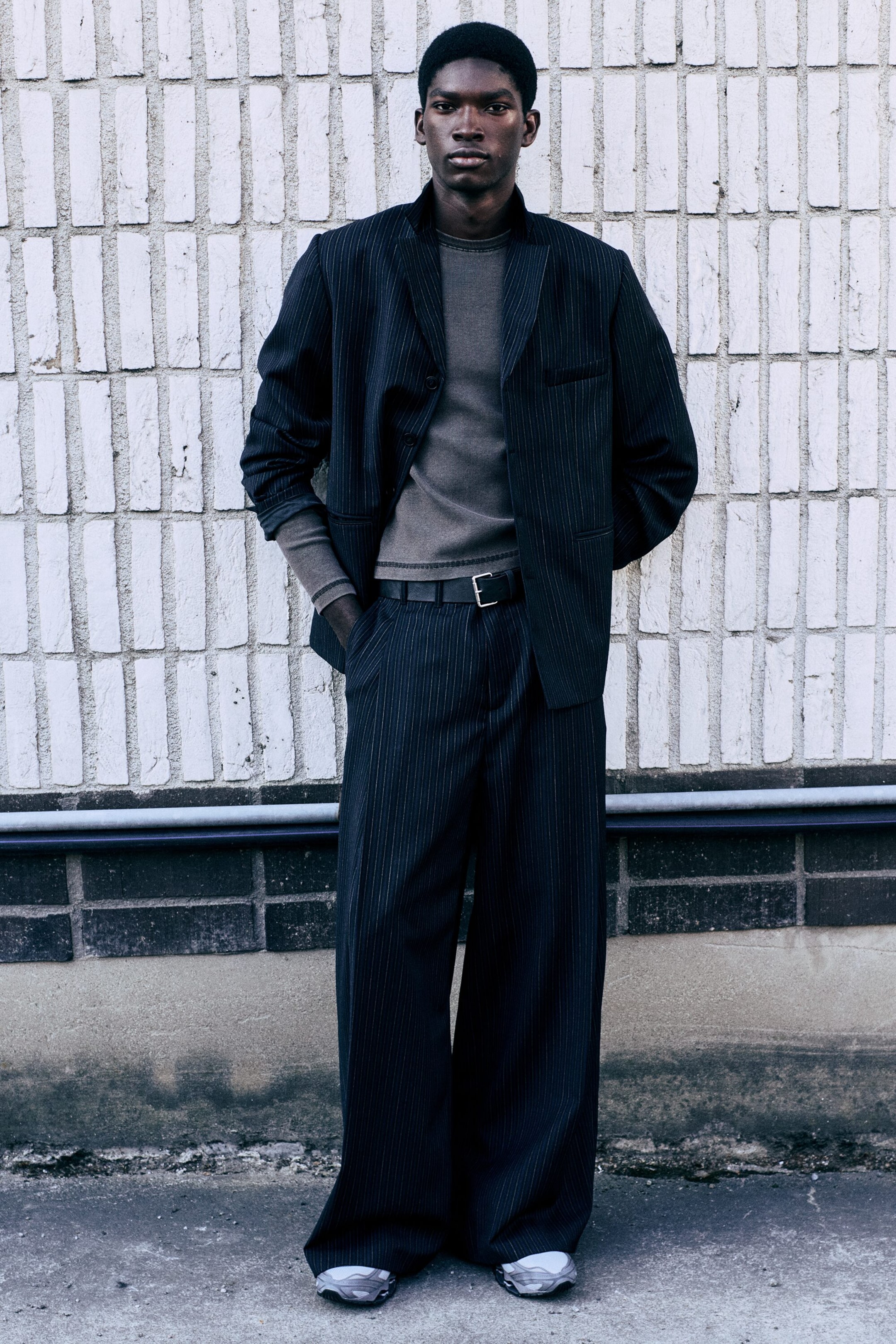 Schwarz gestreift - Banks - Oversized Anzughose aus Wollmix - 1