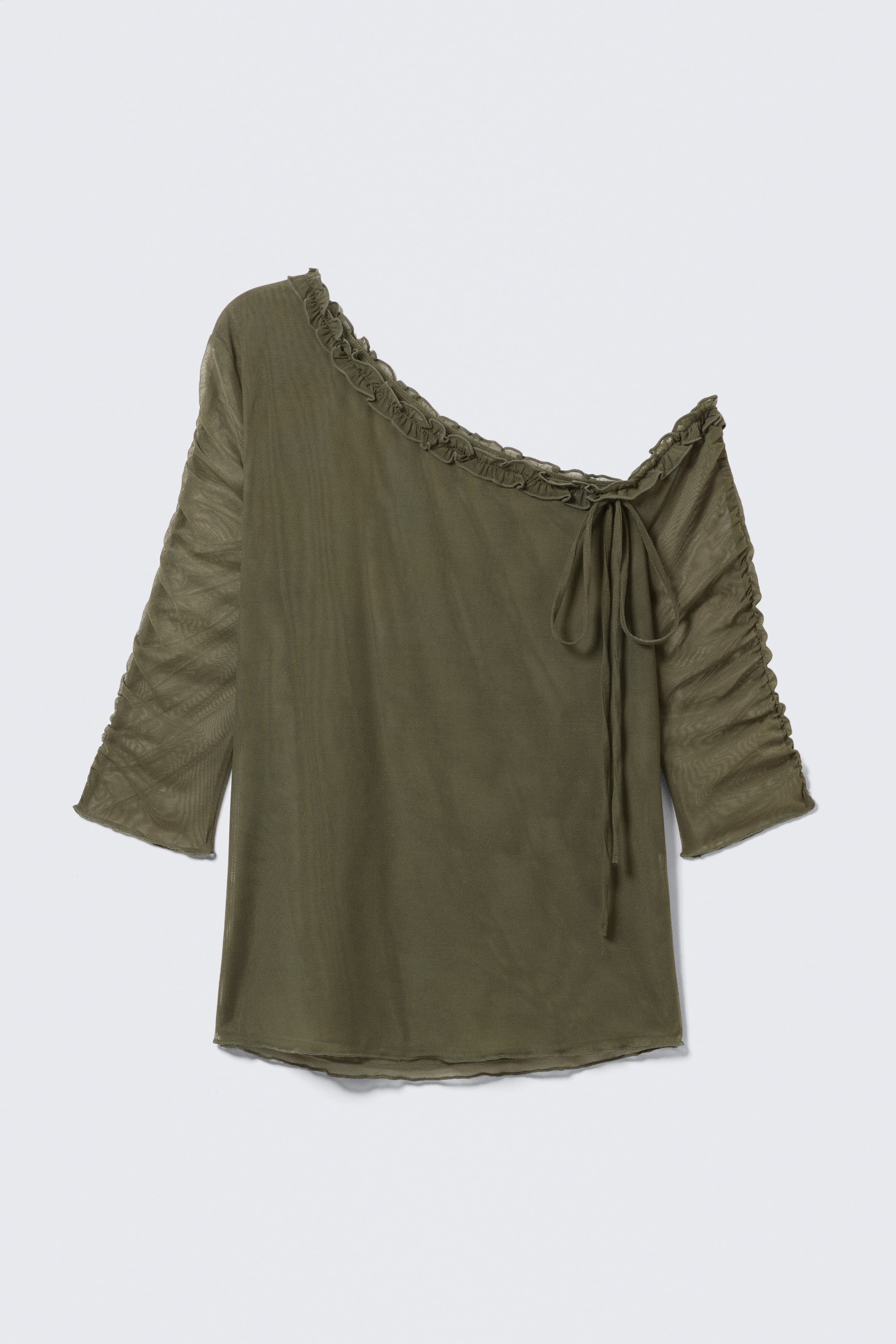Grösseres Bild ansehen: Ein olivgrünes Oberteil präsentiert seine Vorderseite mit einer durchscheinenden Textur. Es hat einen asymmetrischen Off-Shoulder-Ausschnitt mit sanften Rüschendetails und Bändern sowie dreiviertellange, geraffte Ärmel. Eine sanfte Rüsche ist auch entlang des unteren Saums sichtbar.
