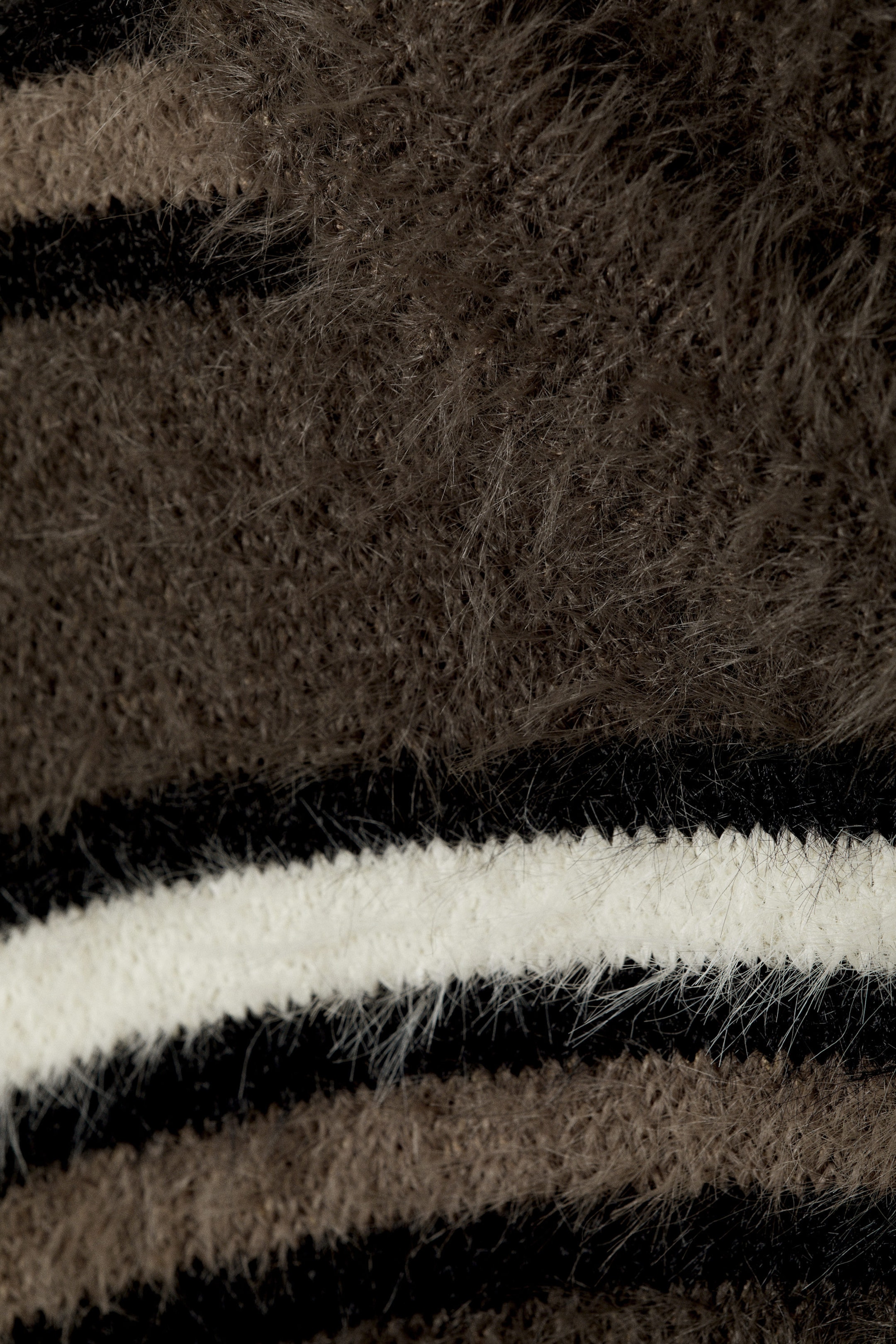 Brunrandig - Avslappnad Stickad Randig Tröja - 1