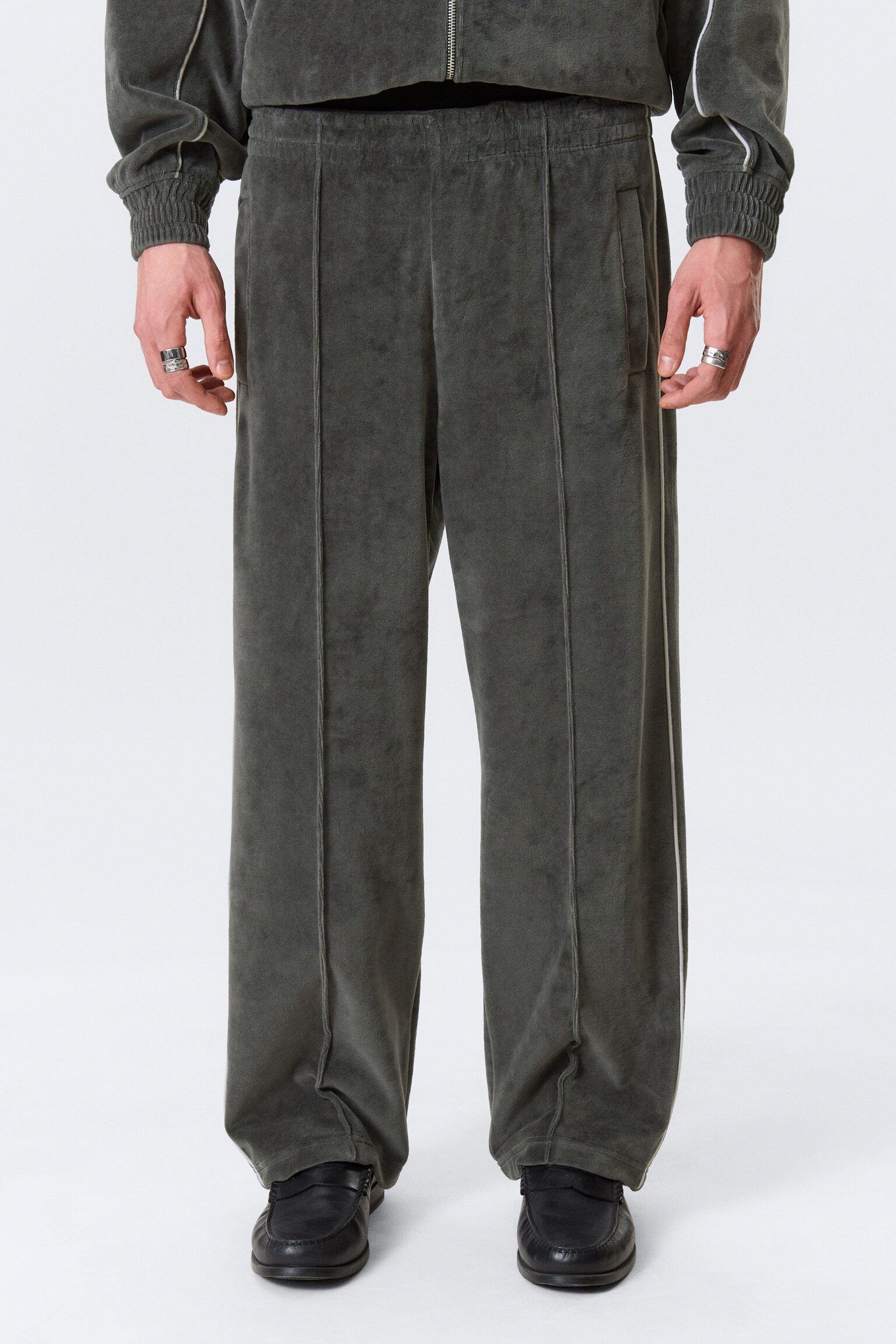 Pantaloni de trening din velur cu talie medie și croială dreaptă, largi - Gri închis - 5