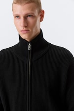Schwarz - Entspannte Zip-Strickjacke mit hohem Kragen - 1