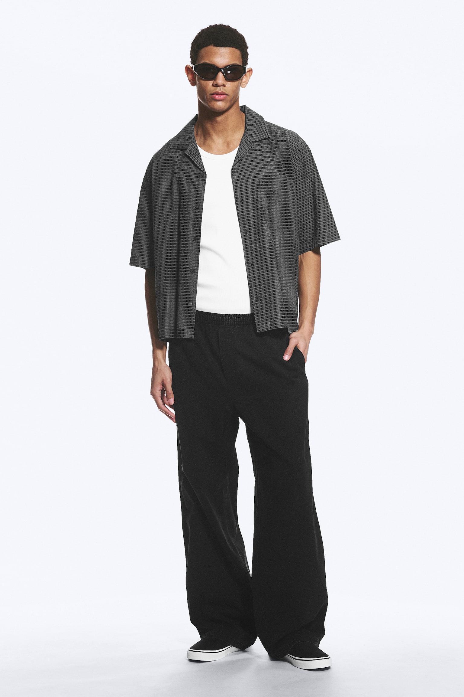 Avslappet rett joggebukse - Svart - 1