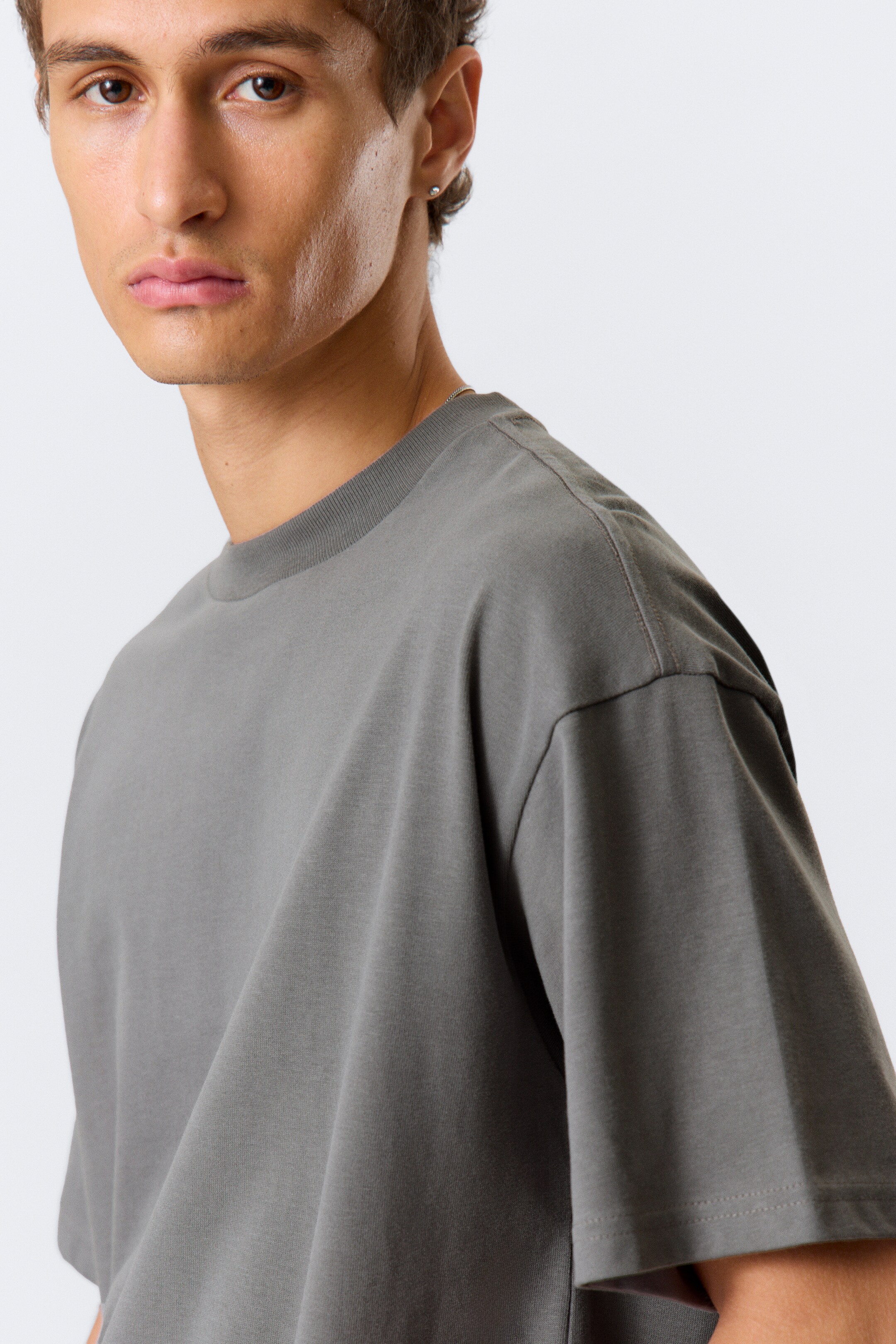 Visa större bild: Boxig t-shirt - Dimgrå - HERR | H&M FI 2