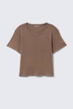 Verwaschenes Dunkelbraun - Kurzes bedrucktes T-Shirt aus gerippter Baumwolle - 3
