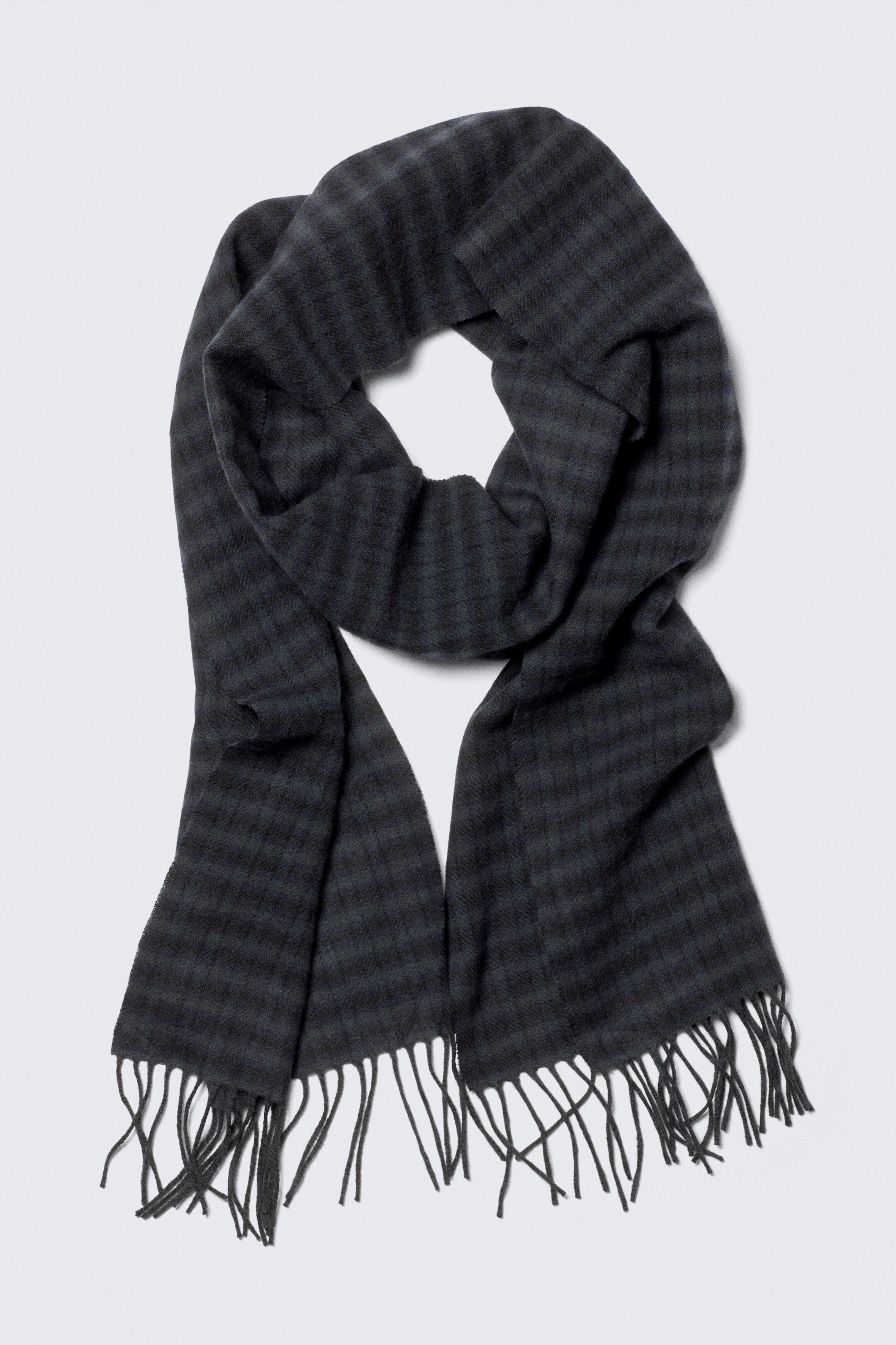 Visa större bild: Lång vävd scarf i ull - Mellan grå - DAM | H&M SE 3