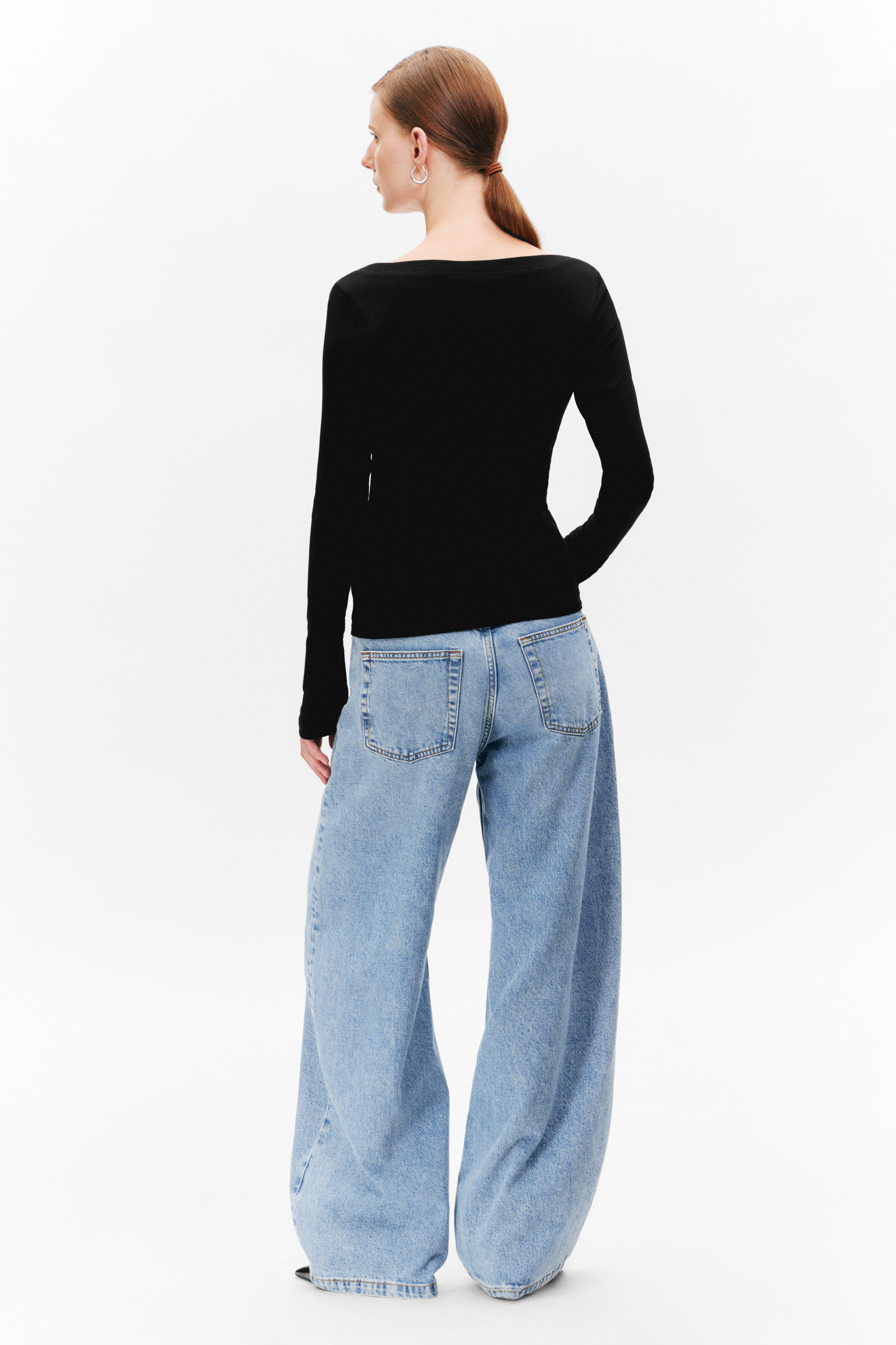 Svart - Långärmad topp med vid halsringning - 2