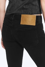 Rope Black – svart - AVA JEANS MED LAVT LIV, SMAL PASSFORM OG UTSVING - 3