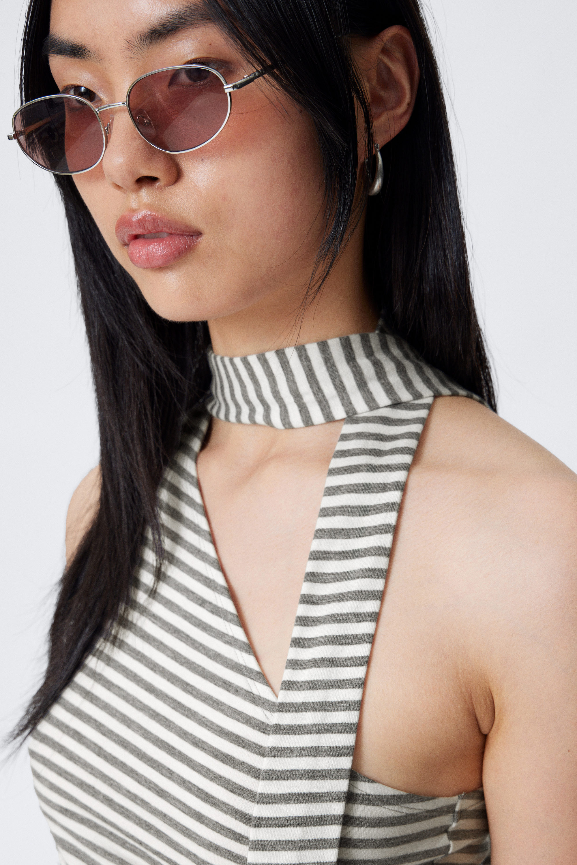 Graue und weiße Streifen - Lyocell One-Shoulder-Top zum Binden - 2