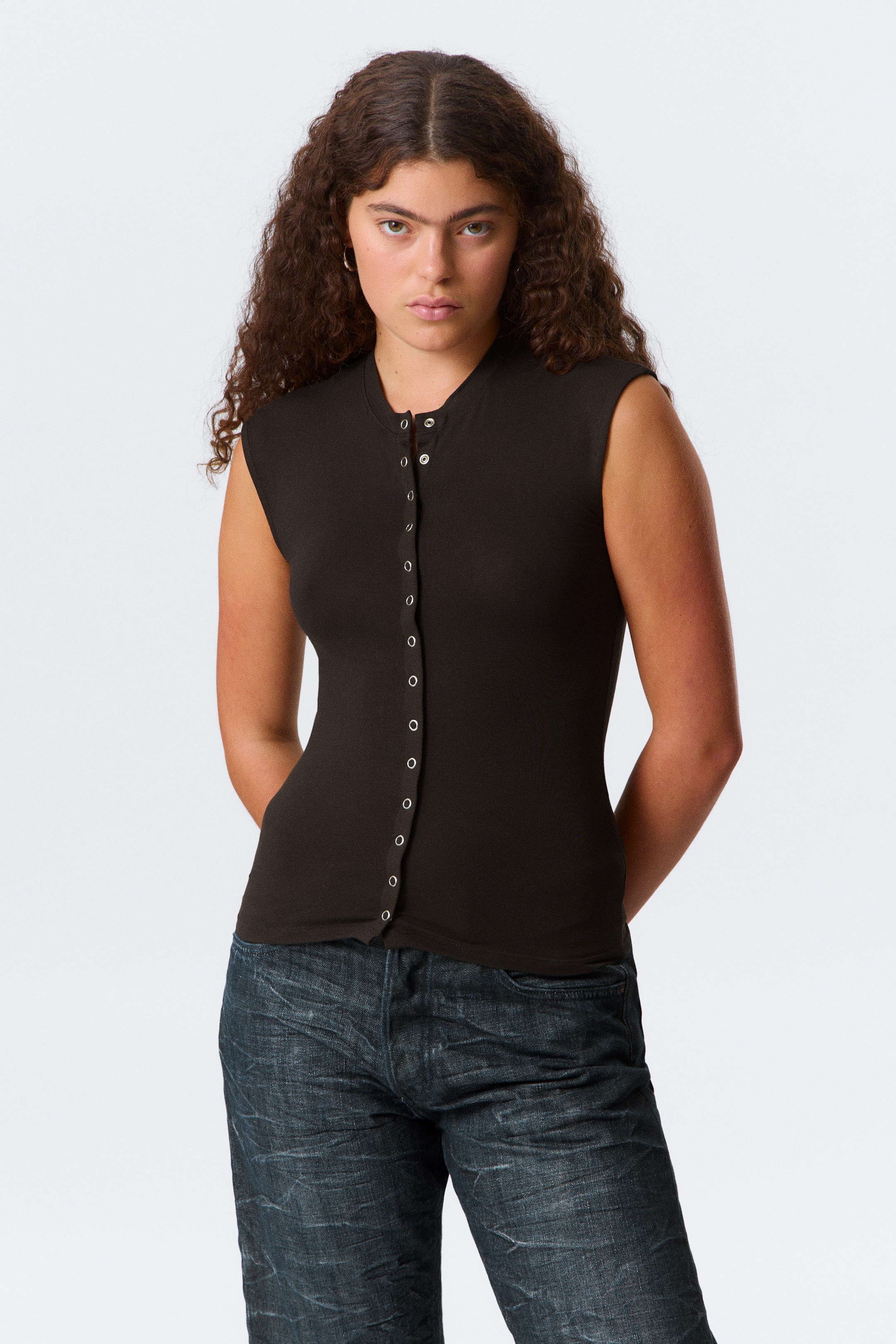 Dunkelbraun - Ärmelloses Oberteil mit Knöpfen - 1