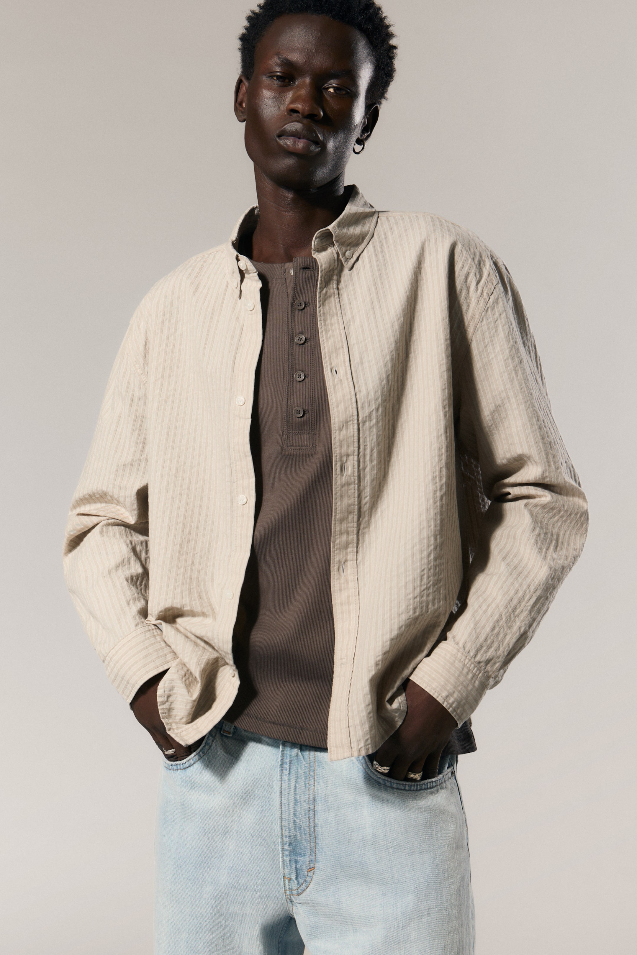 Grotere afbeelding bekijken: Relaxed gestreept buttondown overhemd - Striped Beige - HEREN | H&M NL 1
