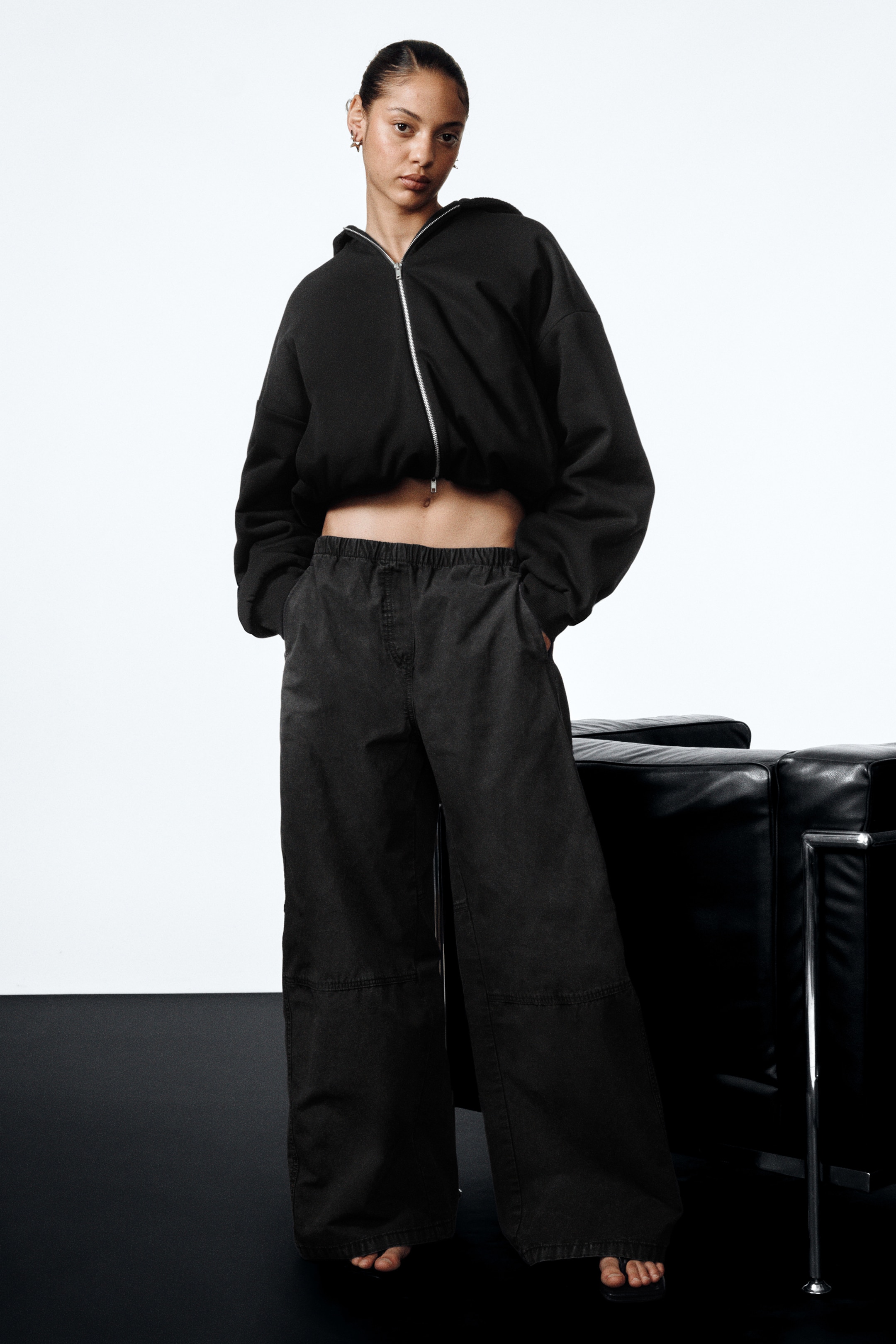 Größeres Bild anzeigen: Baggy-Hose aus washed Canvas mit niedrigem Bund - Verwaschenes Schwarz - Ladies | H&M AT 1