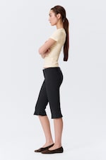 Schwarz - Maßgeschneiderte Caprihose mit mittlerer Bundhöhe - 3