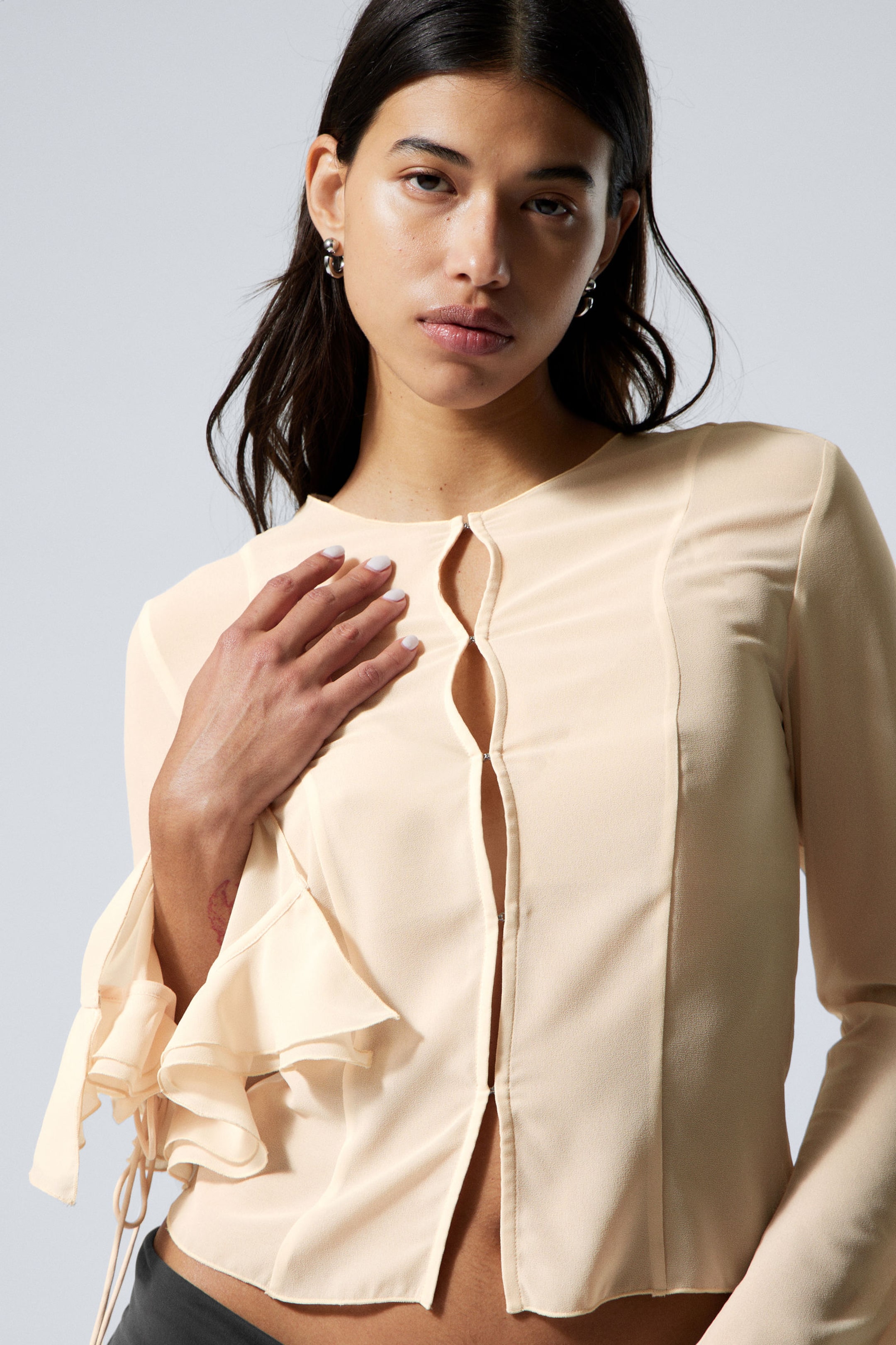Beige - Blouse met ruches en lange mouwen - 2