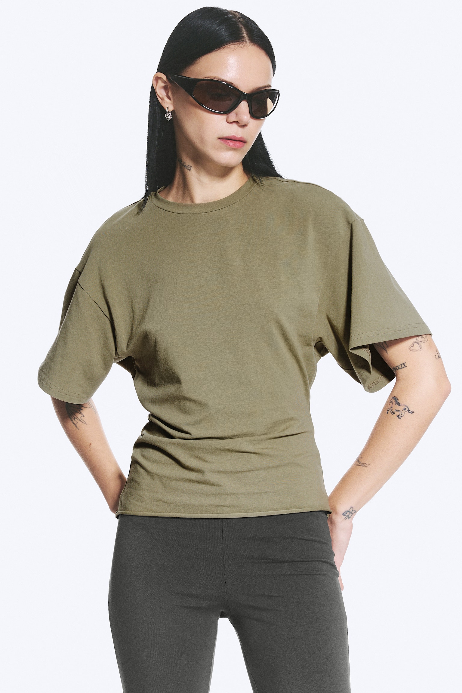 T-SHIRT AJUSTÉ DRAPÉ - Vert kaki cendré/Blanc/Noir/Gris chiné/Prune Poudrée/Noir - 1