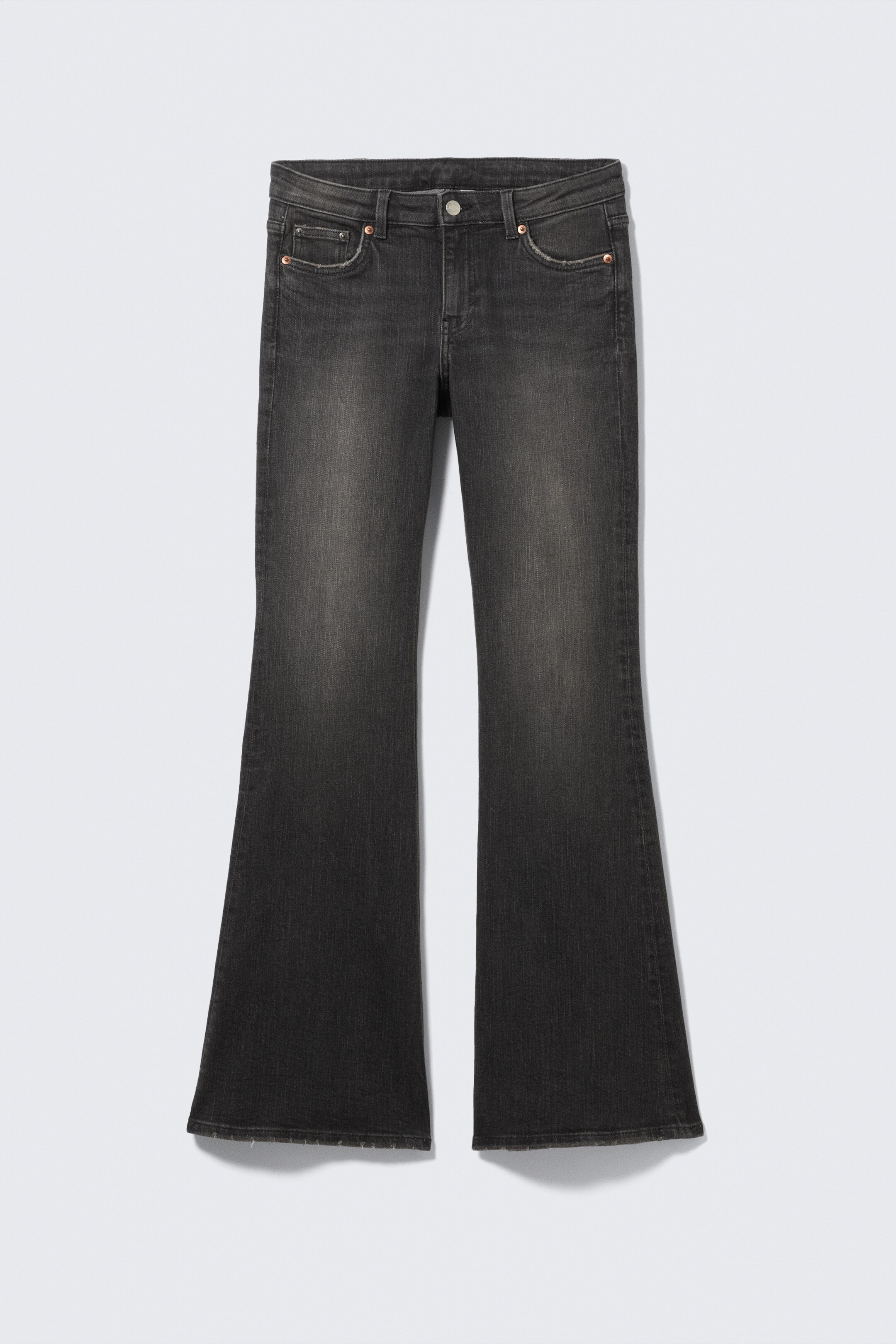 Grotere afbeelding bekijken: Een paar donkergrijze denim jeans wordt aan de voorkant getoond. Ze hebben een lage taille, een slanke pasvorm door de dij en een uitlopende pijp, en zijn ontworpen met een vijfzakkenstijl en een ritssluiting.