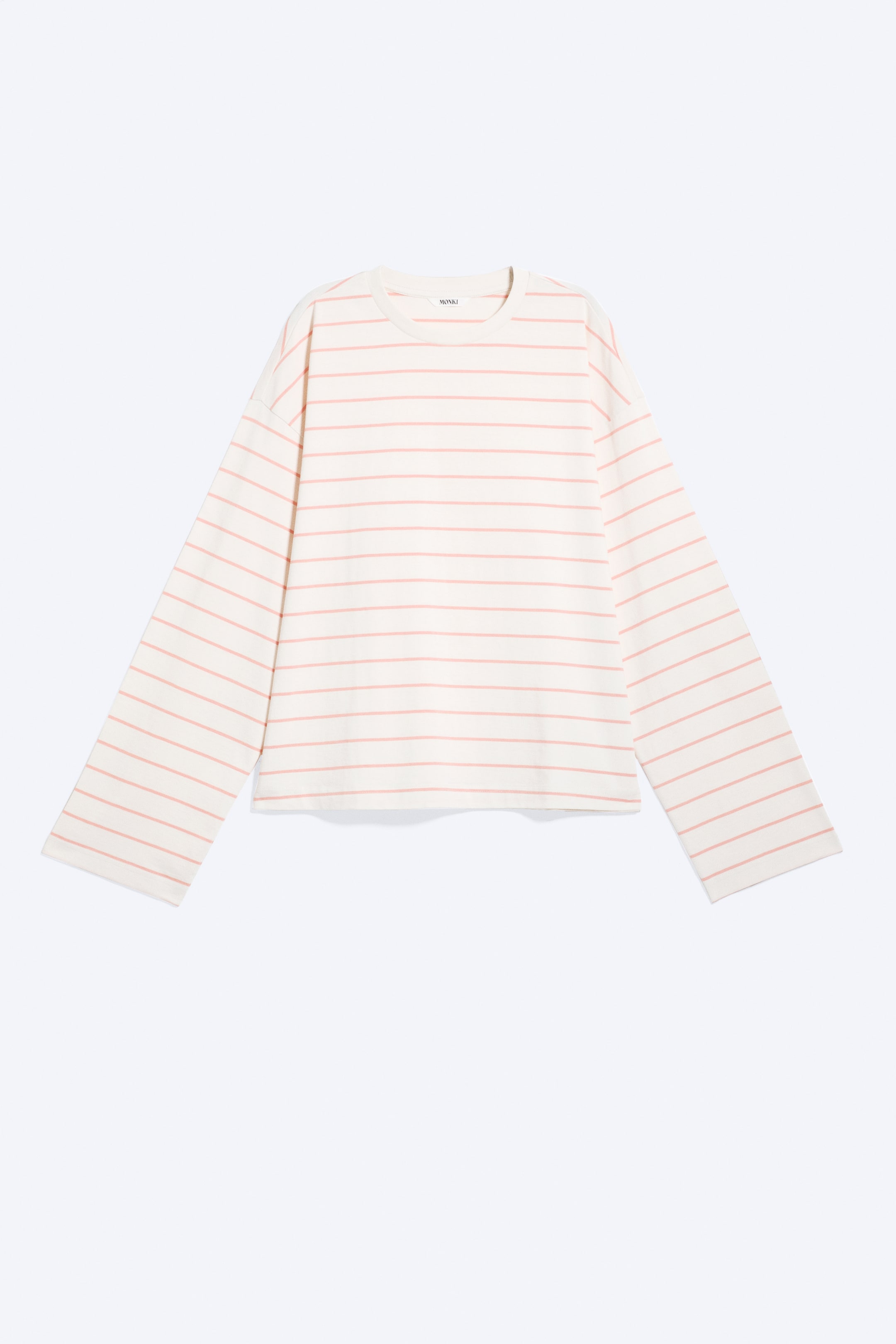 Größeres Bild anzeigen: Ein langärmeliges T-Shirt wird von vorne präsentiert, mit einer entspannten Passform und einer cremefarbenen Basis mit dünnen pinken horizontalen Streifen. Es verfügt über einen gerippten Rundhalsausschnitt und lange Ärmel mit überschnittenen Schultern.