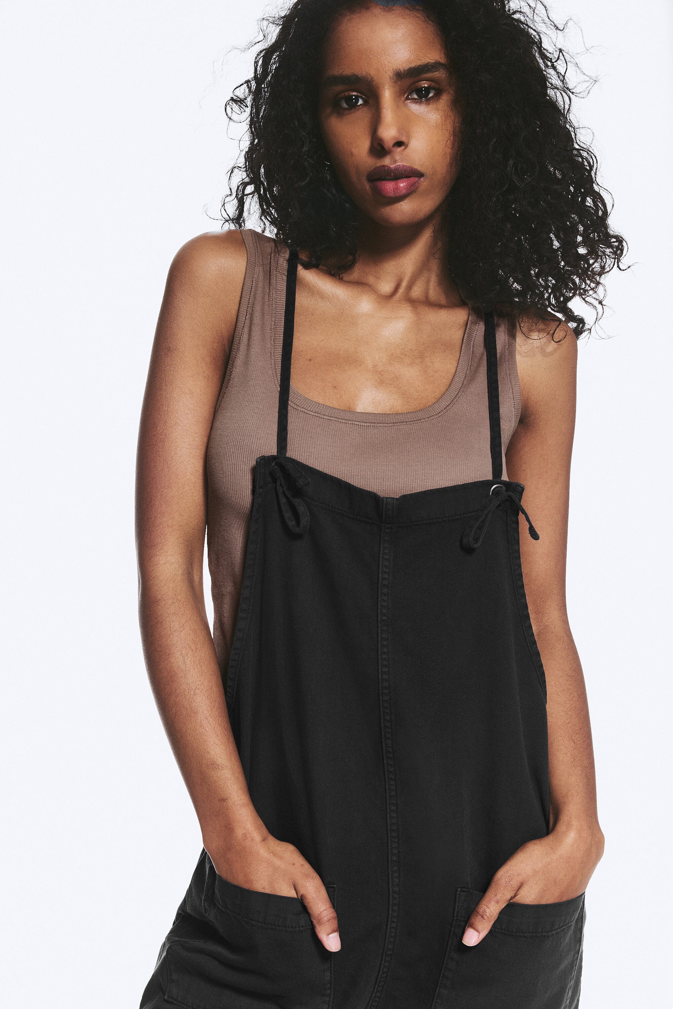 Schwarz - Bequeme Latzhose mit geradem Bein - 2