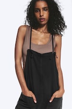 Schwarz - Bequeme Latzhose mit geradem Bein - 1