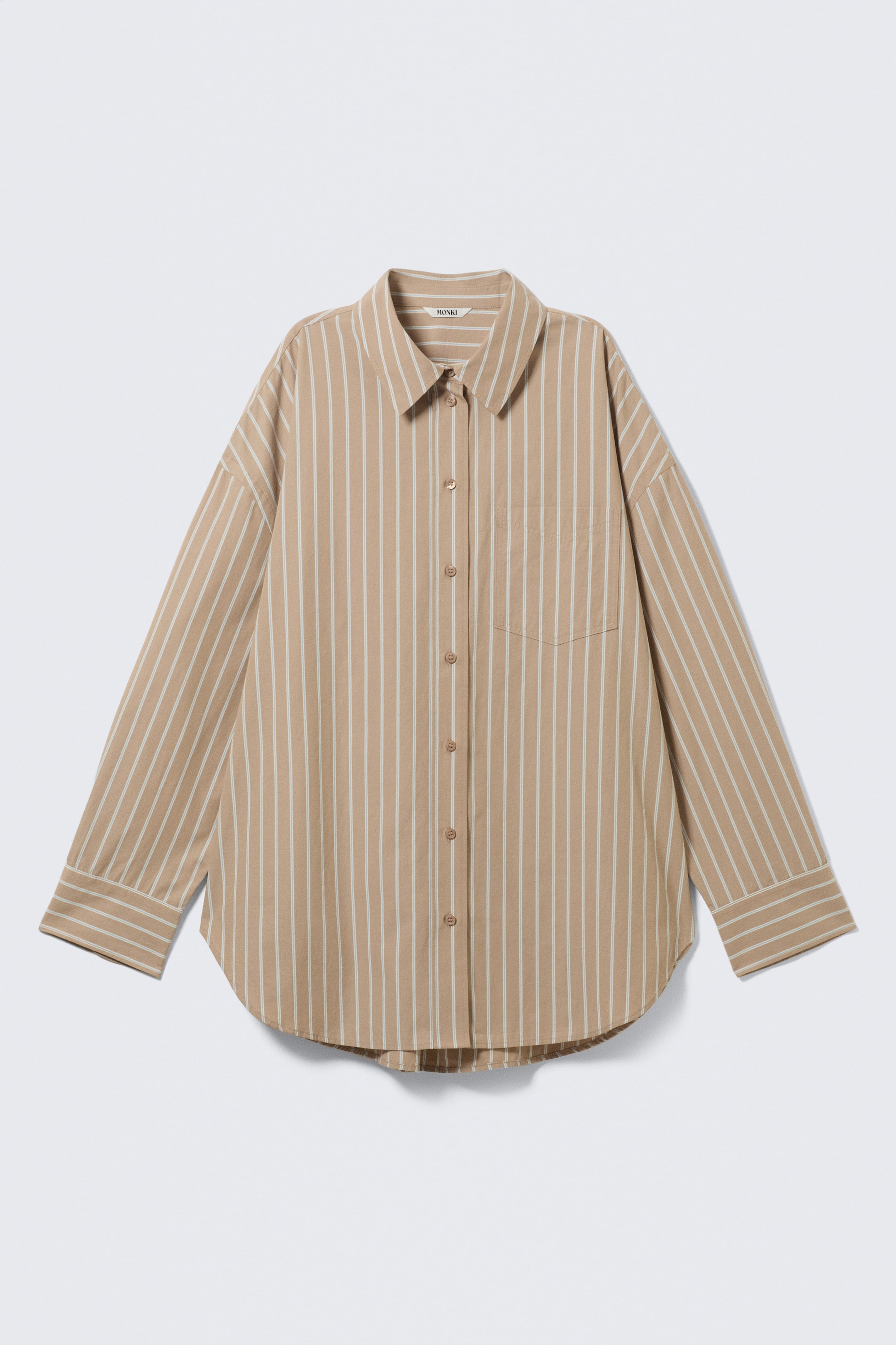 Visualizza immagine più grande: Una camicia a righe beige e bianche è mostrata di fronte, con un colletto classico, una chiusura frontale con bottoni e una tasca applicata sul petto sinistro. La camicia presenta maniche lunghe con polsini a bottone singolo e un orlo arrotondato.