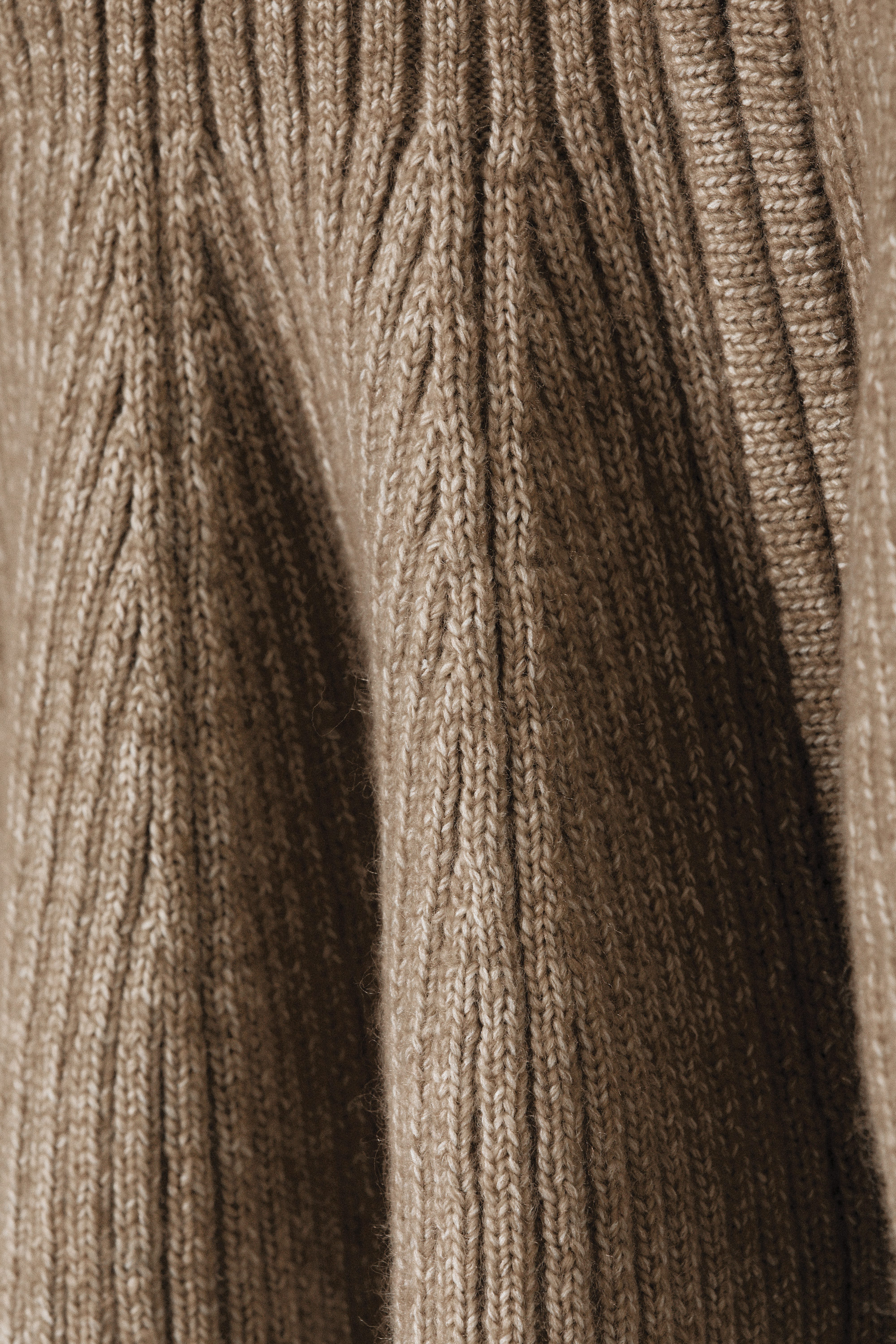 Staubiges Graubraun - Rippstrick-Pullover mit Schößchen und Zipper - 4