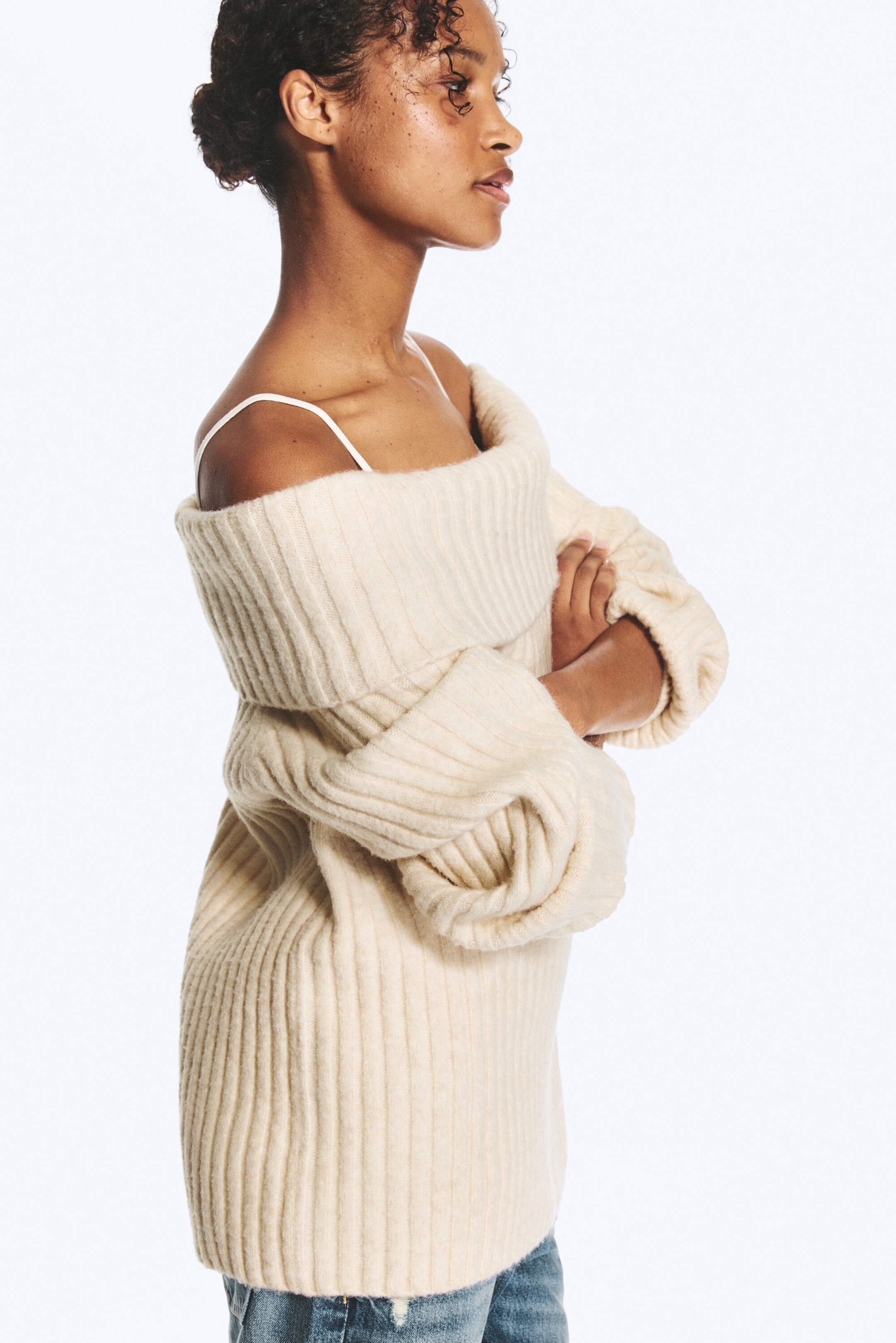 Lys beige - Off-shoulder ribbestrikket genser - 2