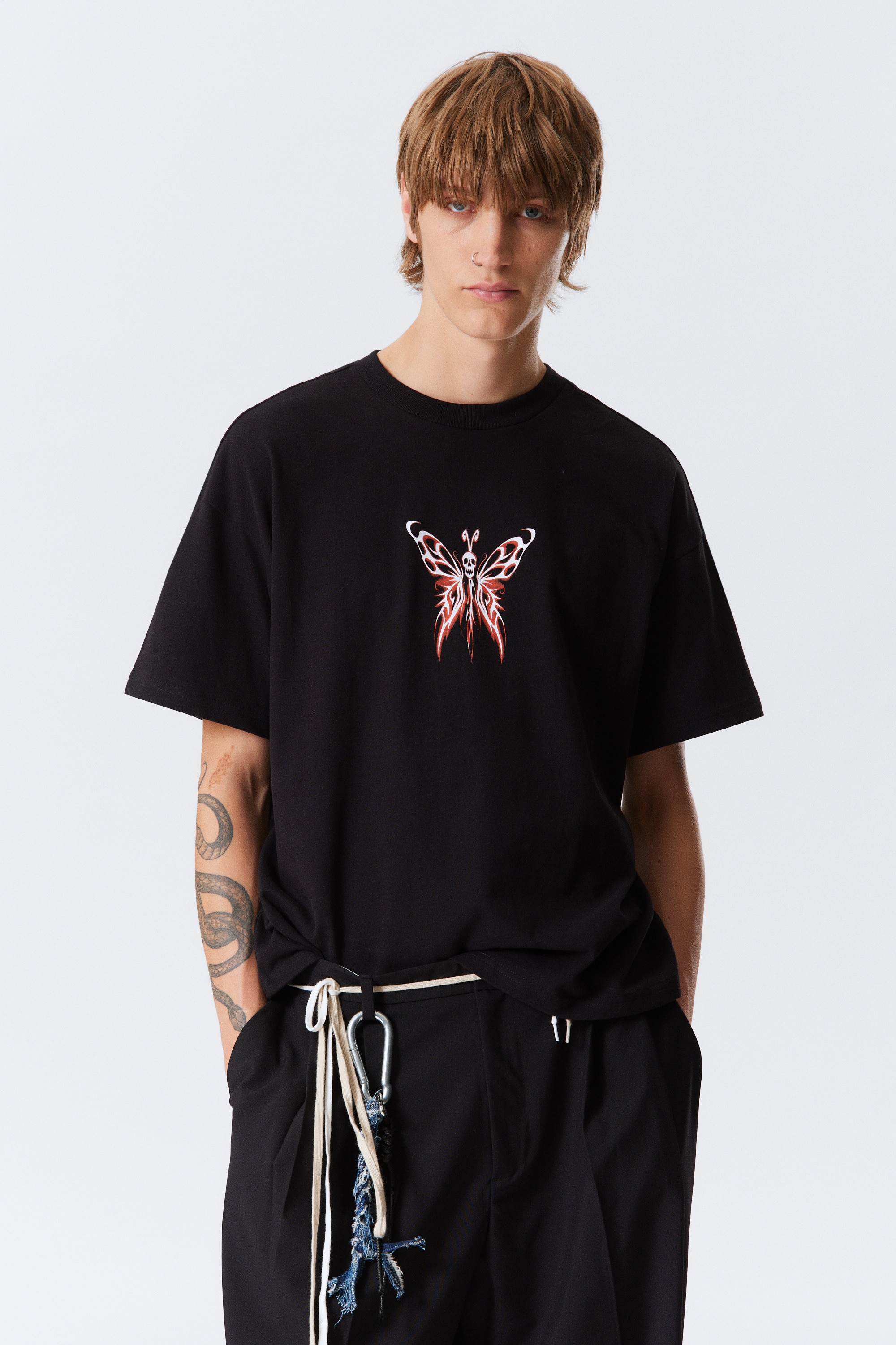 Great Boxy Printed Graphic Tee - Fekete - Butterskull/Fekete - Éjféli/Fekete - Restart/Élénkkék - Four Man Gang/Sötétvörös/Washed Black - Mizzion/Fehér - Smilish/Fehér - Tiger Wolf/Fekete - Biker Skull/Fehér - Frog Man/Light Pink - Fussball Mascot/Dark Brown - Sports Logos/Black - Young Faces/Dark Green - Fntsy/Washed Black - Space Knights