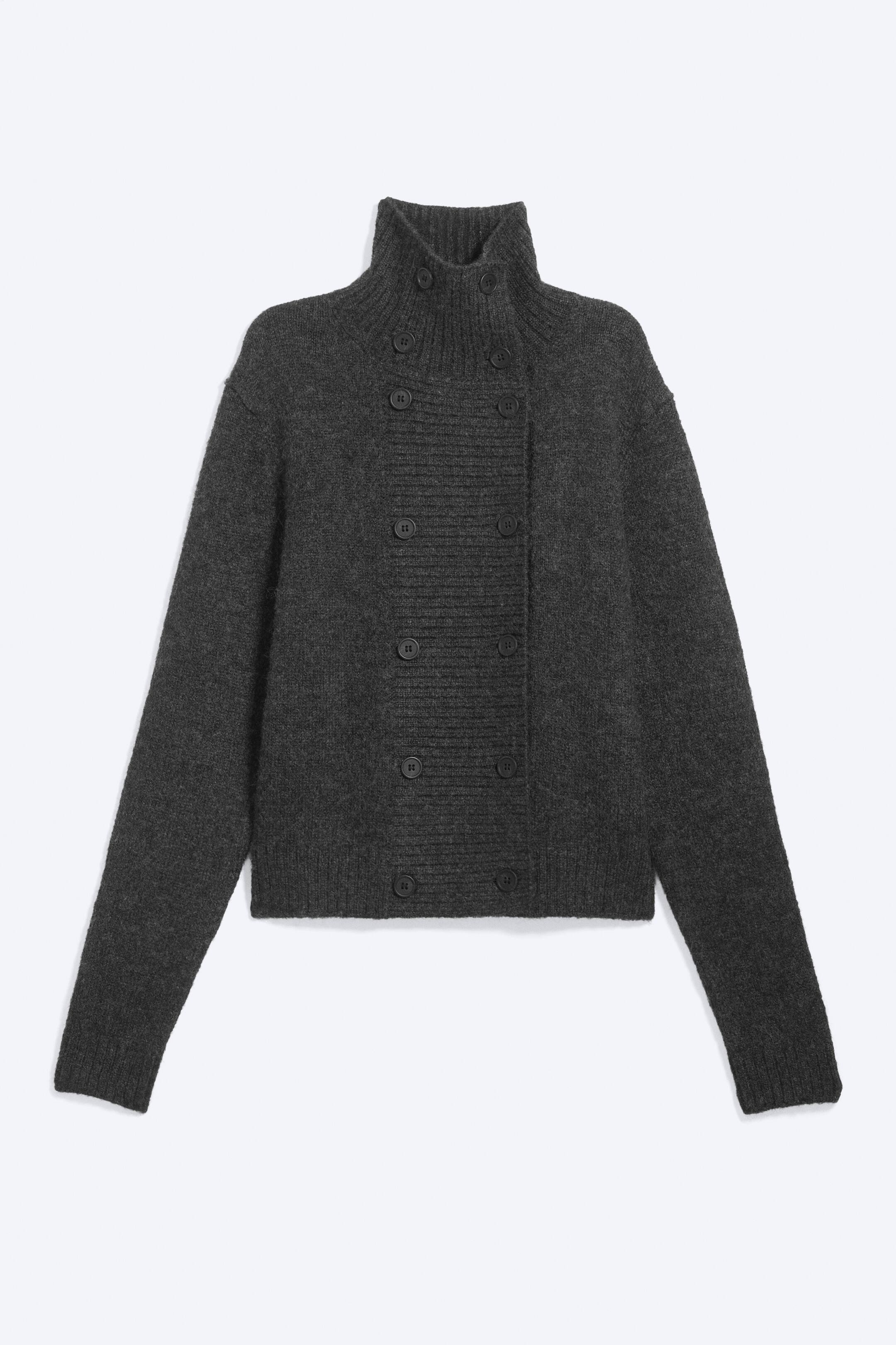 Se større billede: En mørkegrå cardigan med dobbeltradede knapper ses forfra og har en høj ribkrave samt et bredt, ribbet frontpanel med to parallelle rækker af mørke knapper. Den strikkede cardigan har lange ærmer med ribbede manchetter og en lige, ribbet kant forneden.