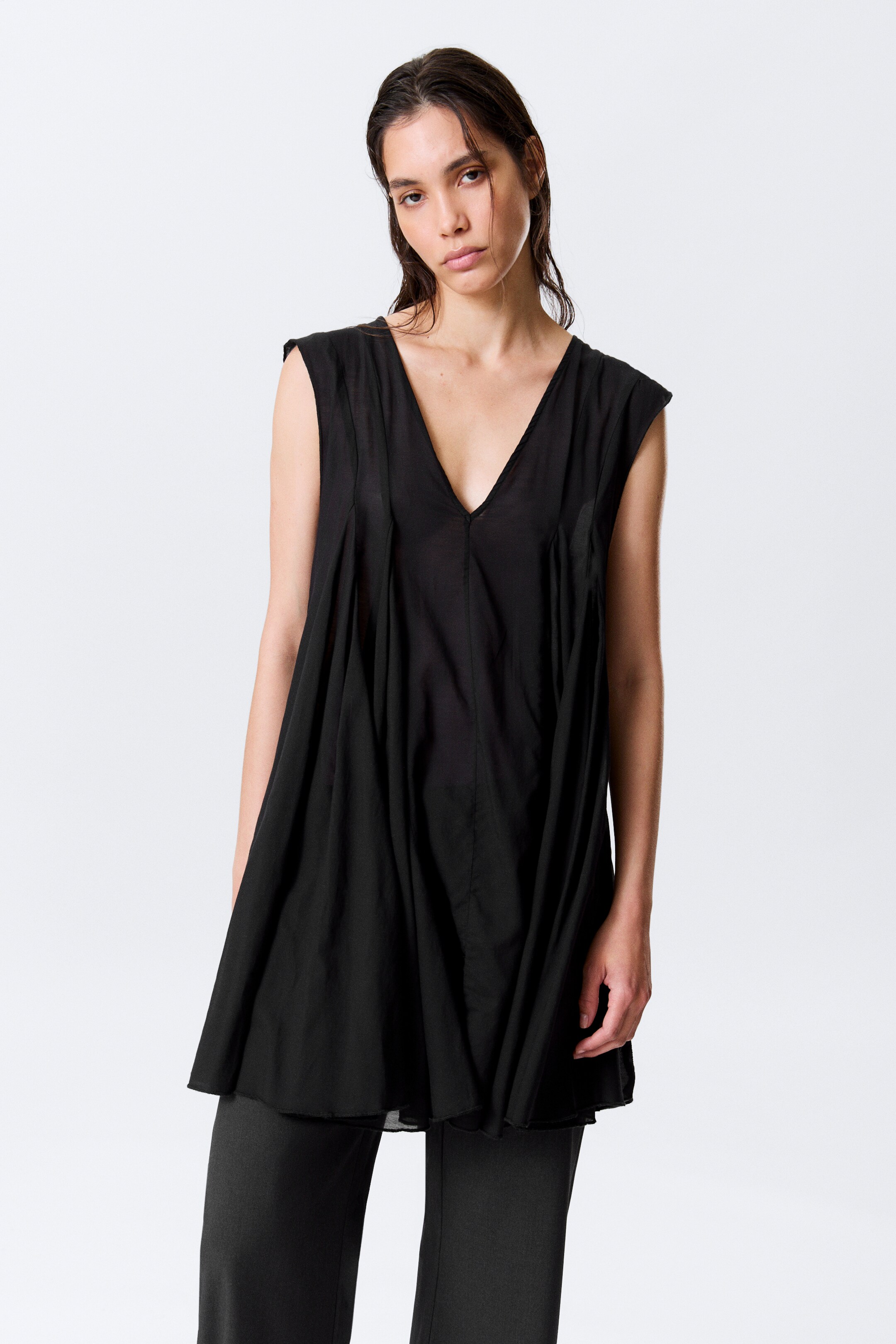 Größeres Bild ansehen: Fließendes Minikleid mit V-Ausschnitt - Schwarz - Ladies | H&M DE 2