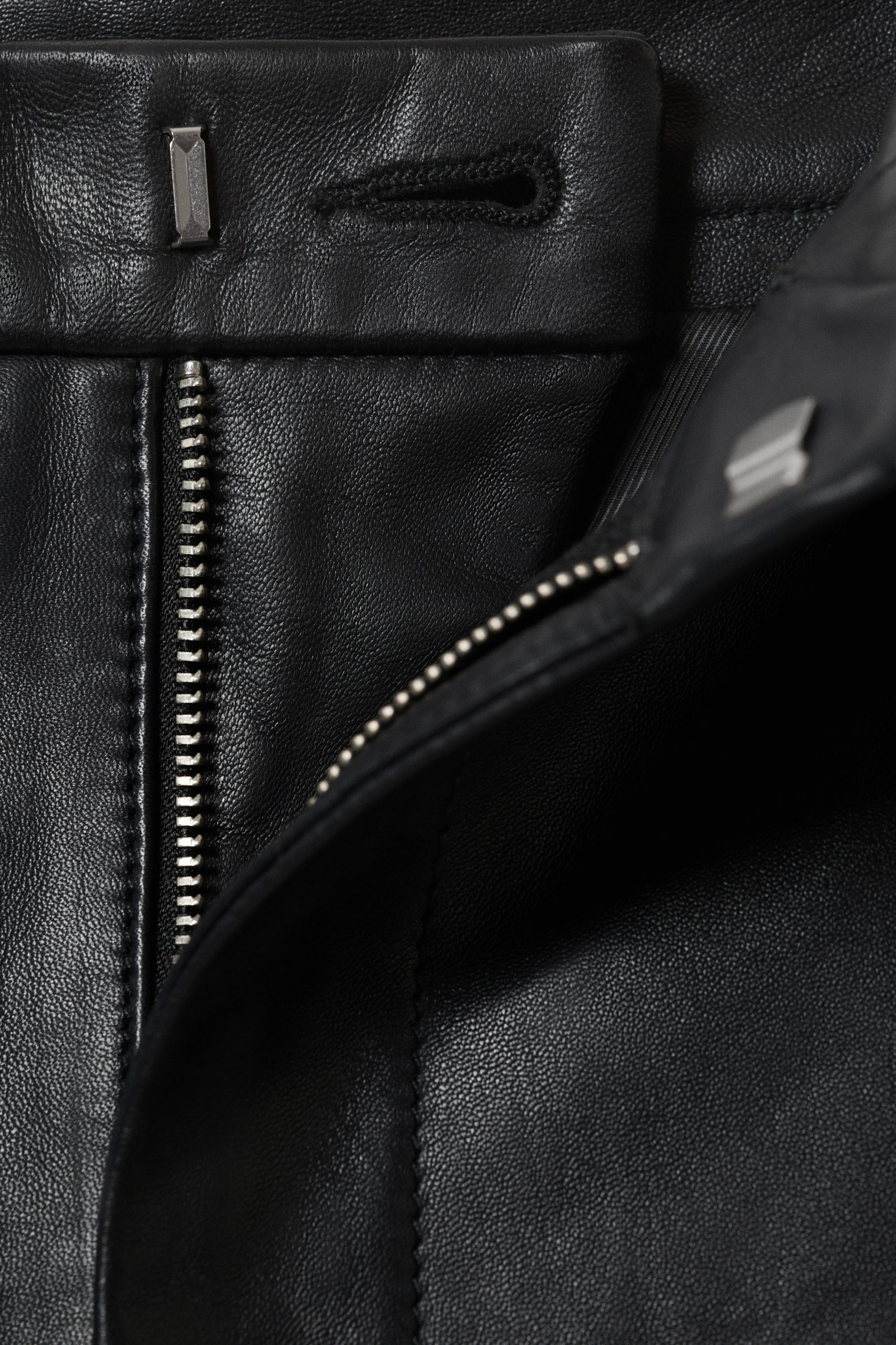 Schwarz - Lederhose mit weitem Bein und niedrigem Bund - 5