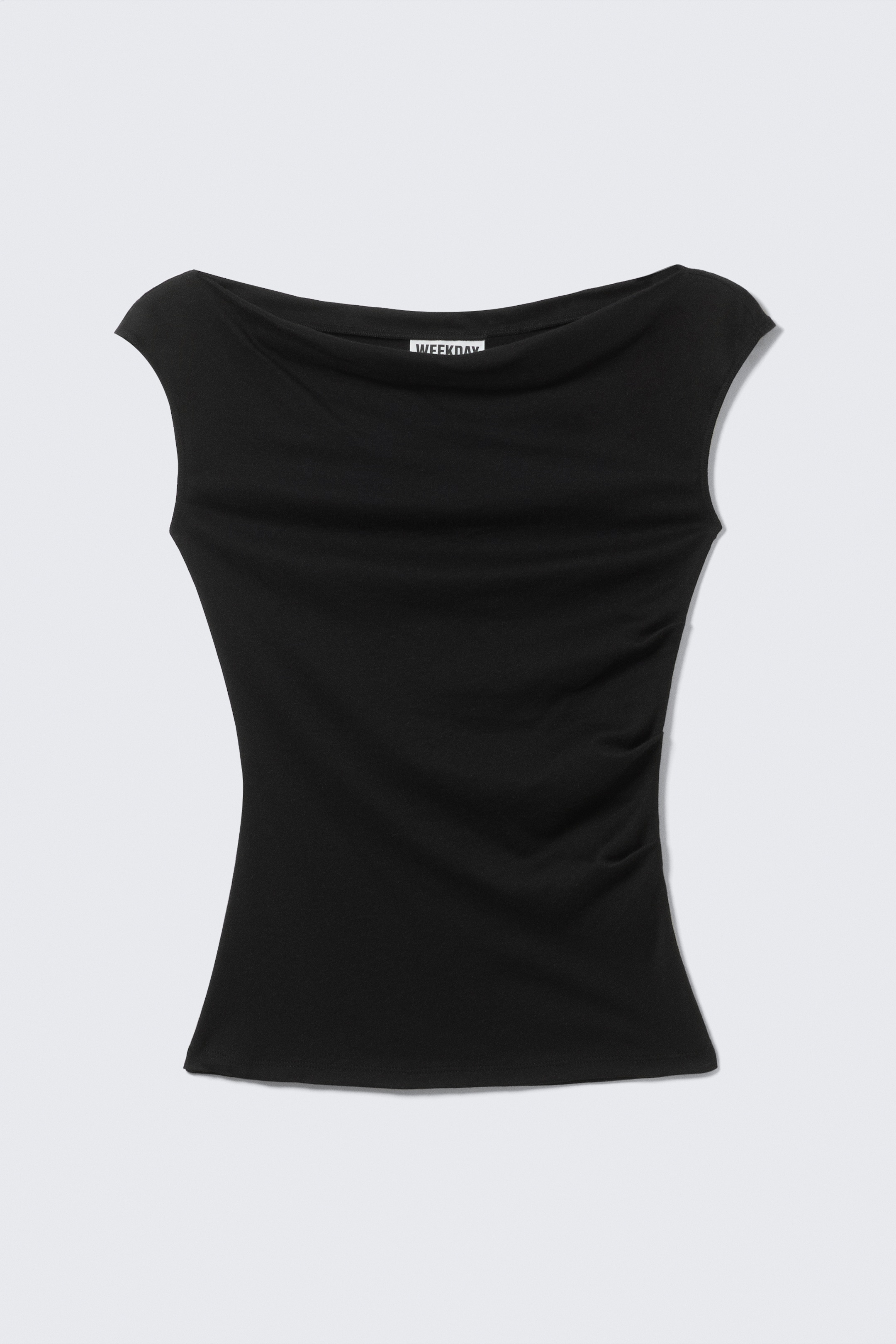 Agrandir l'image: Un haut noir à manches courtes est présenté de FACE, avec un col bénitier drapé, des manches courtes et une silhouette ajustée avec des fronces sur le côté droit ; une étiquette de la marque 'WEEKDAY' est visible au niveau du col.