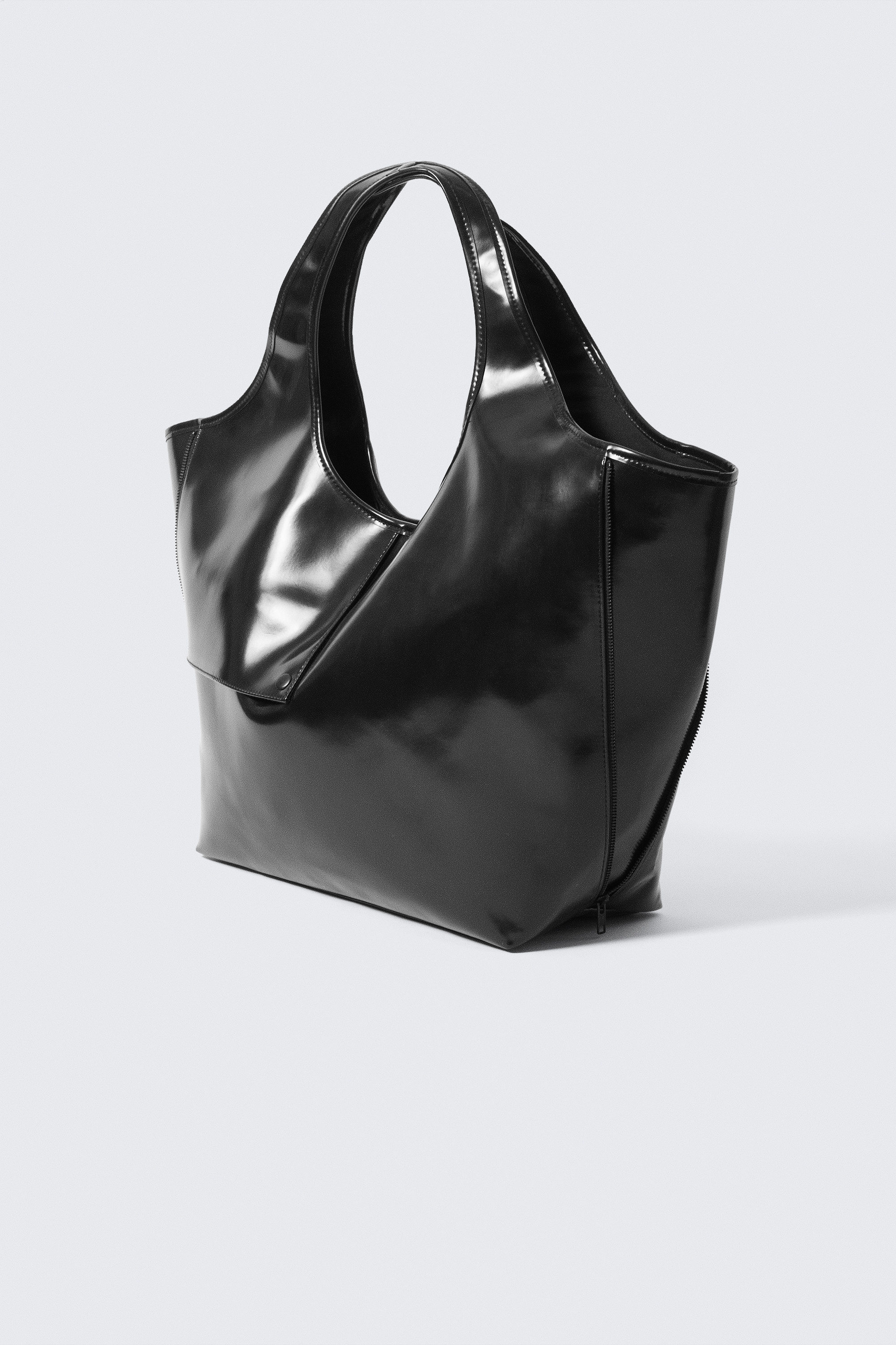 Svart - Stor glansig tote i skinnimitation - 2