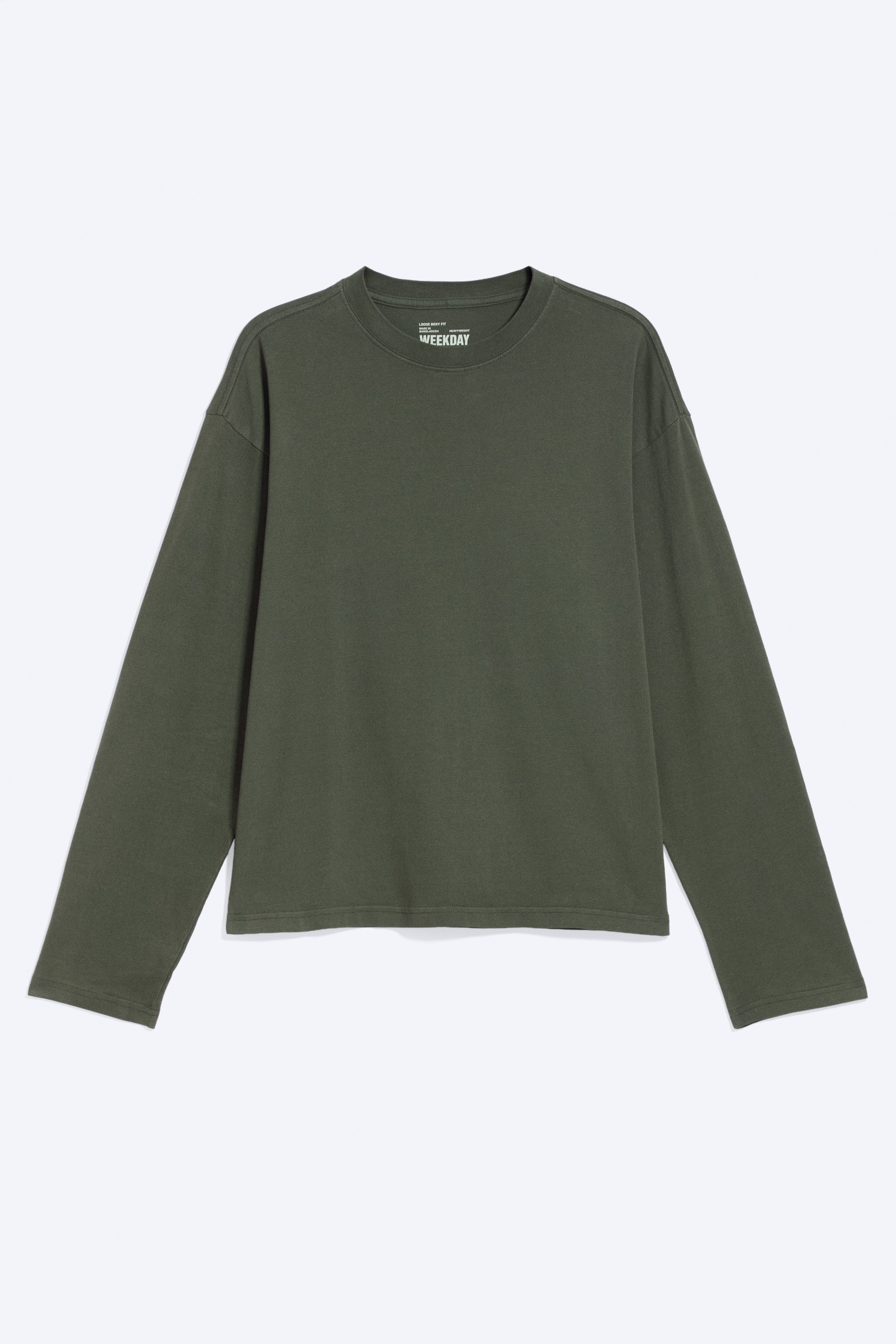 Se større billede: En mørk olivengrøn langærmet t-shirt ligger fladt og vender fremad, med en rund crew neck, afslappede faldne skuldre og et lille hvidt mærkelabel synligt indvendigt i nakken.