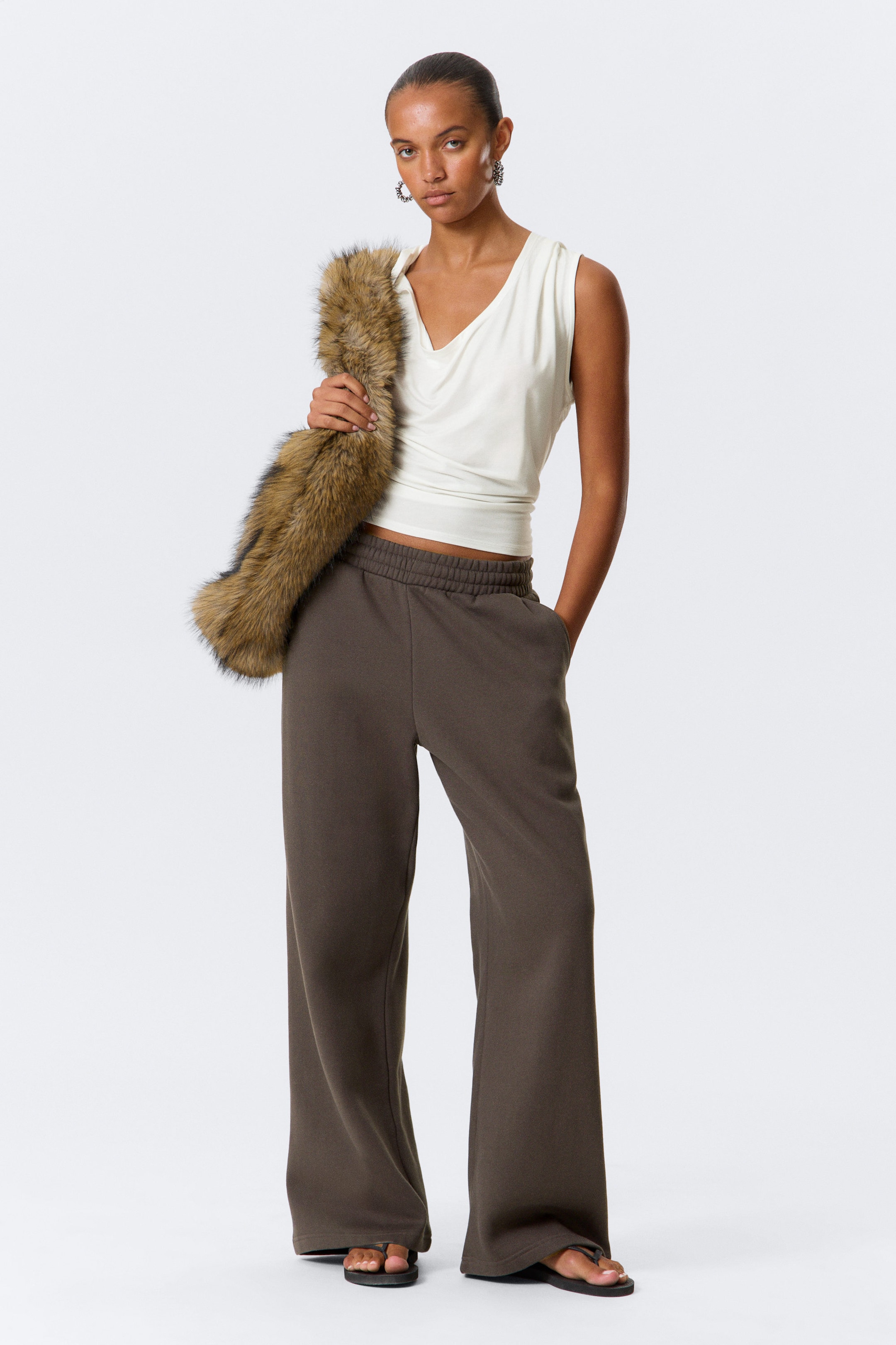 Dunkelbraun - Lange, schwere Sweatpants in lockerer Passform - 1