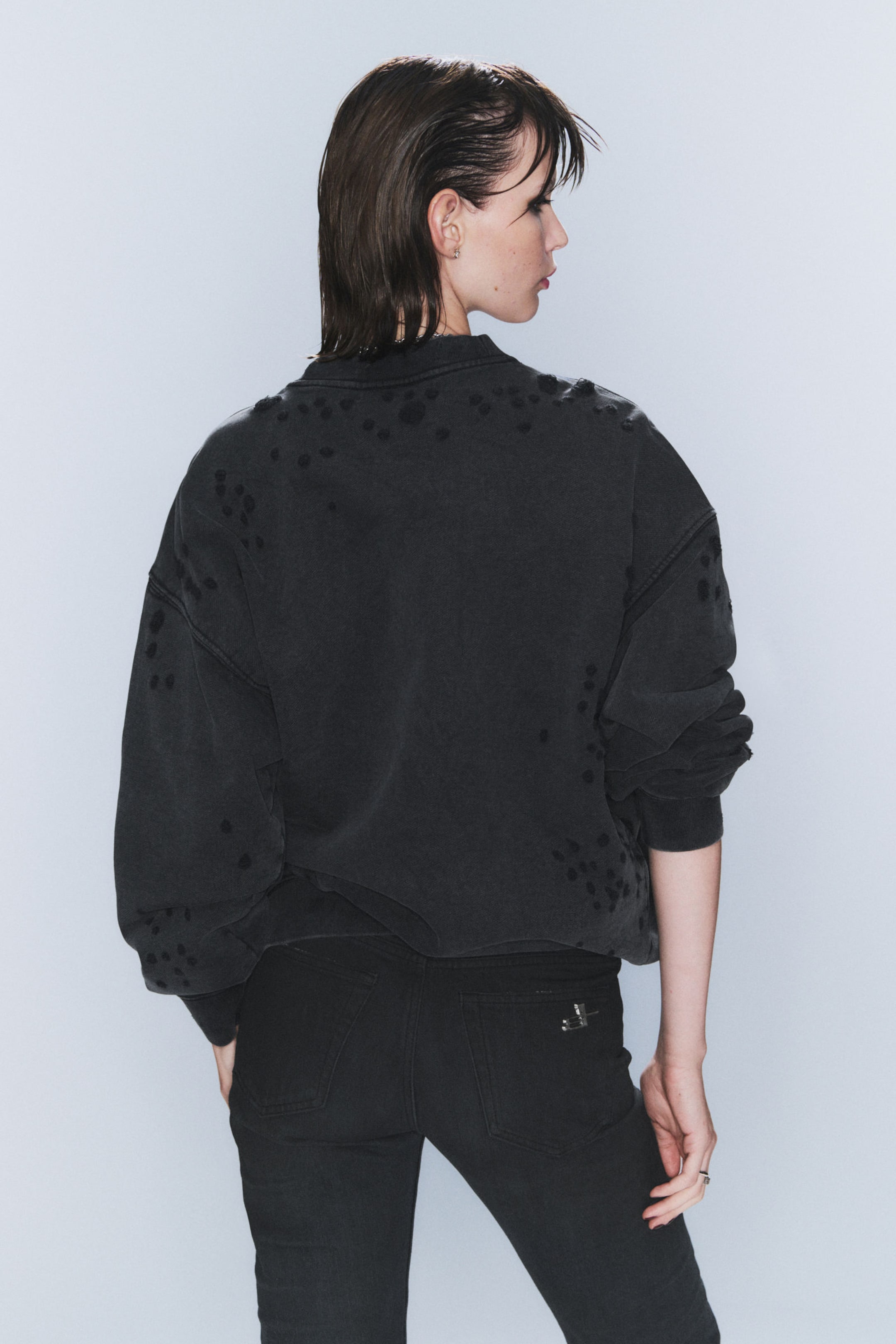 Verwaschenes Schwarz - CM x LB Weites Unisex-Sweatshirt im Used-Look - 4