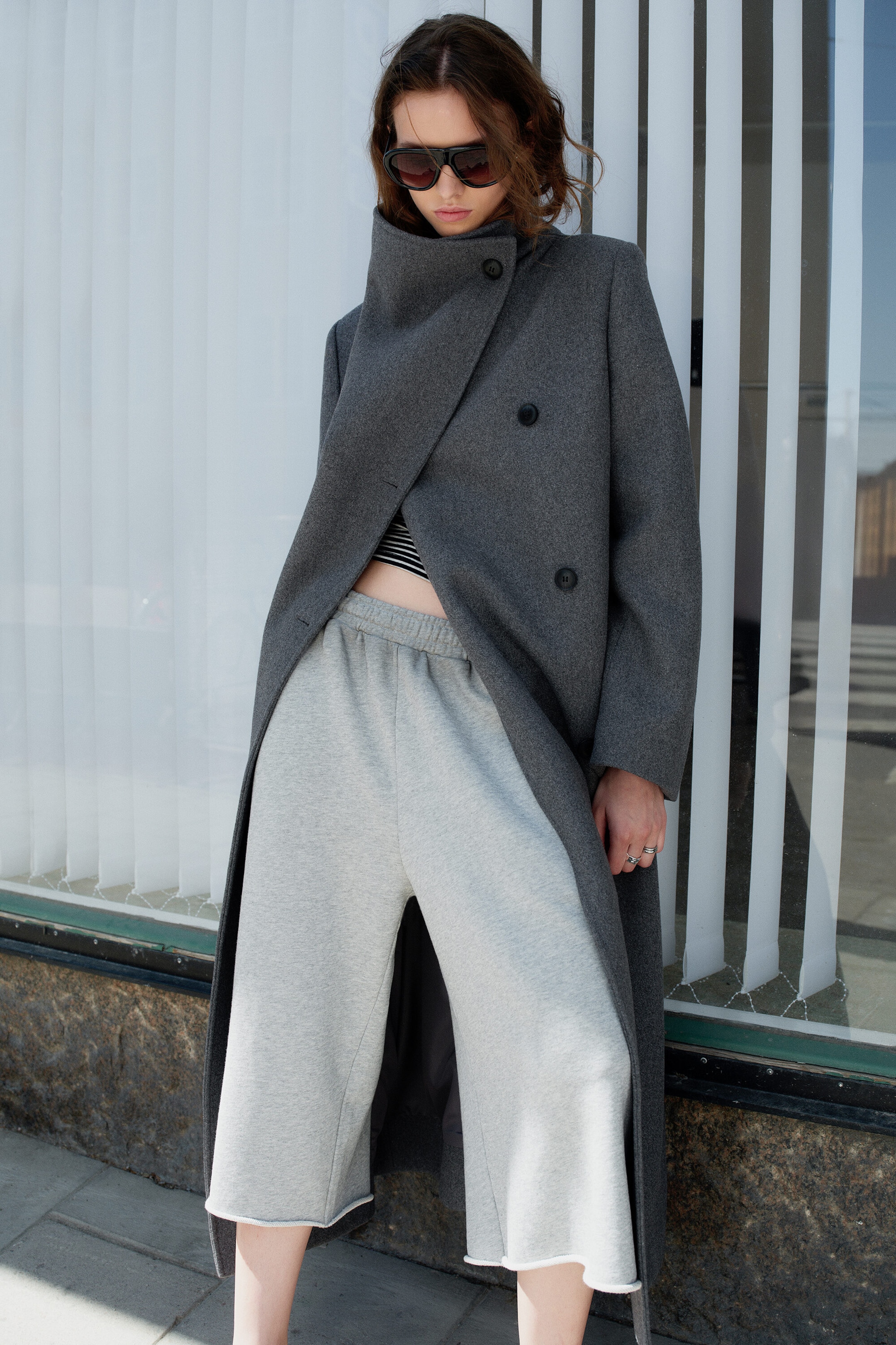 Dark Grey Melange - Oversized kåpe i ullblanding med traktkrage - 2