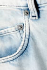 Fleckiges Blau - Baggy-Jeansshorts in Knöchellänge - 1